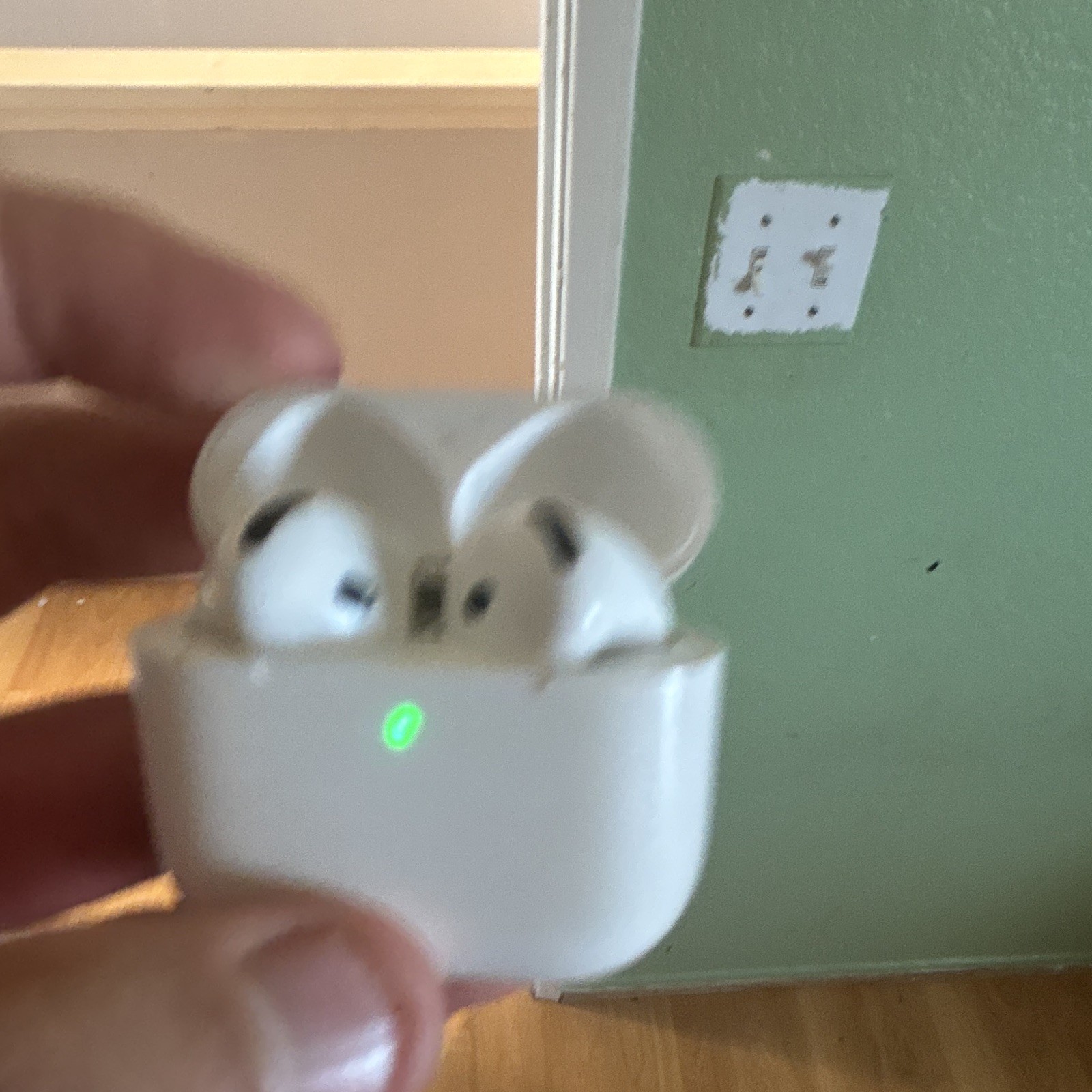Apple AirPods 4 Wireless Bluetooth In-Ear Earbuds Charging Case White Pair