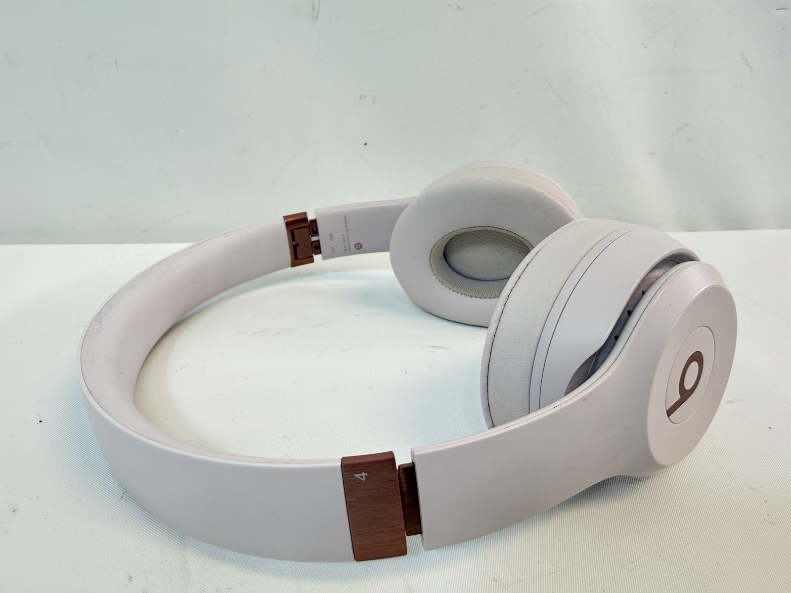 Beats Solo 4 Wireless Bluetooth On-Ear Headphones 50 Hours – Cloud Pink