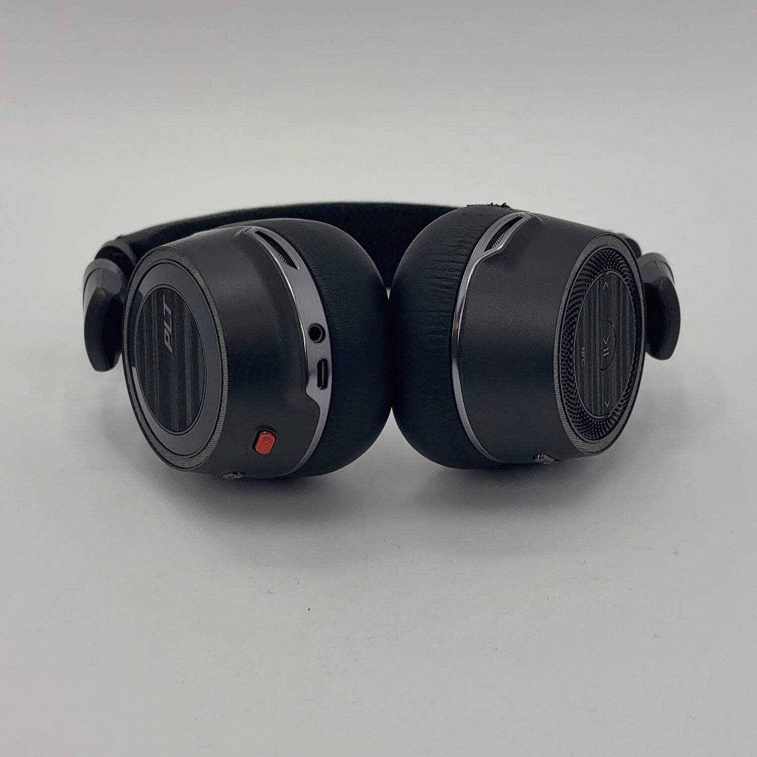 Plantronics B8200 Wireless Over-Ear Bluetooth Headphones Black B00040