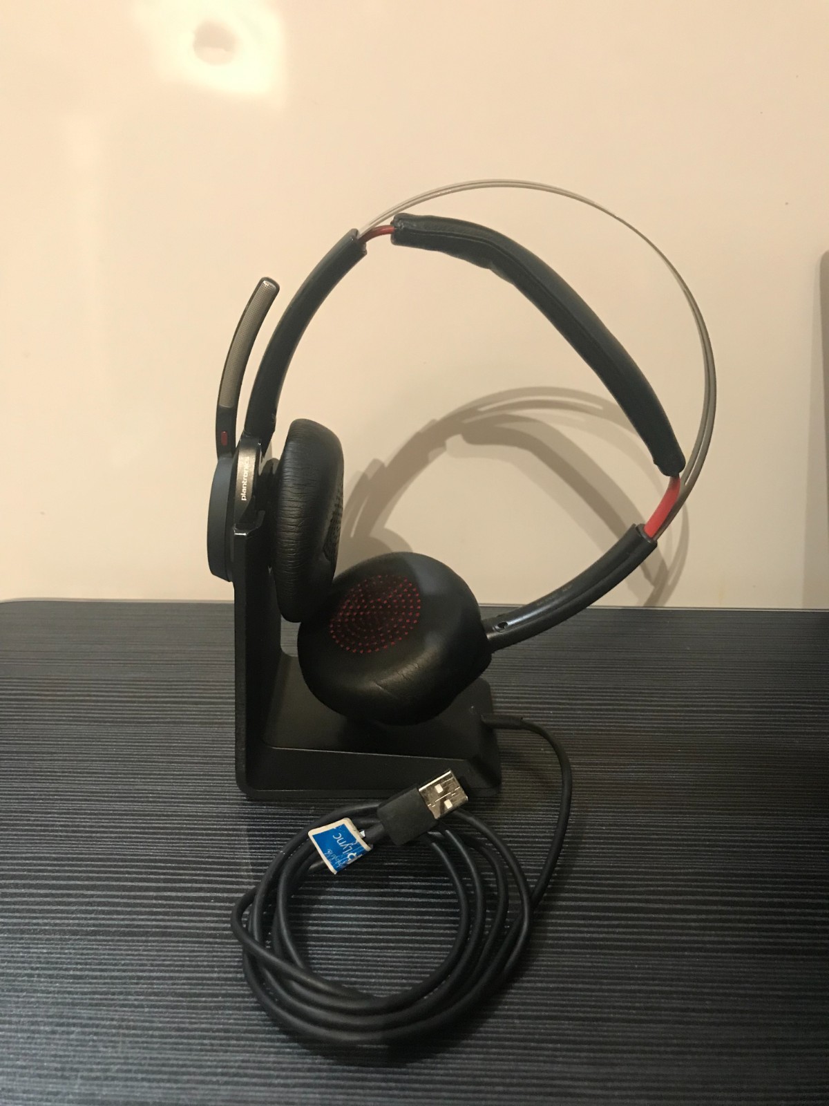 Plantronics Voyager Focus UC B825 Bluetooth Headset 203079-101 W/ Charging Stand