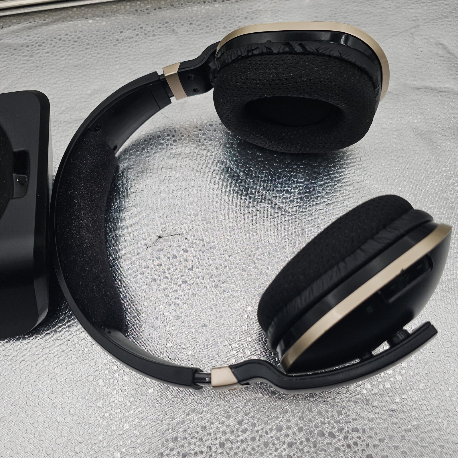 DAYSNEW ADH300J Wireless TV Headphones 2.4G RF Charging Dock w/HDMI A/V PassThru