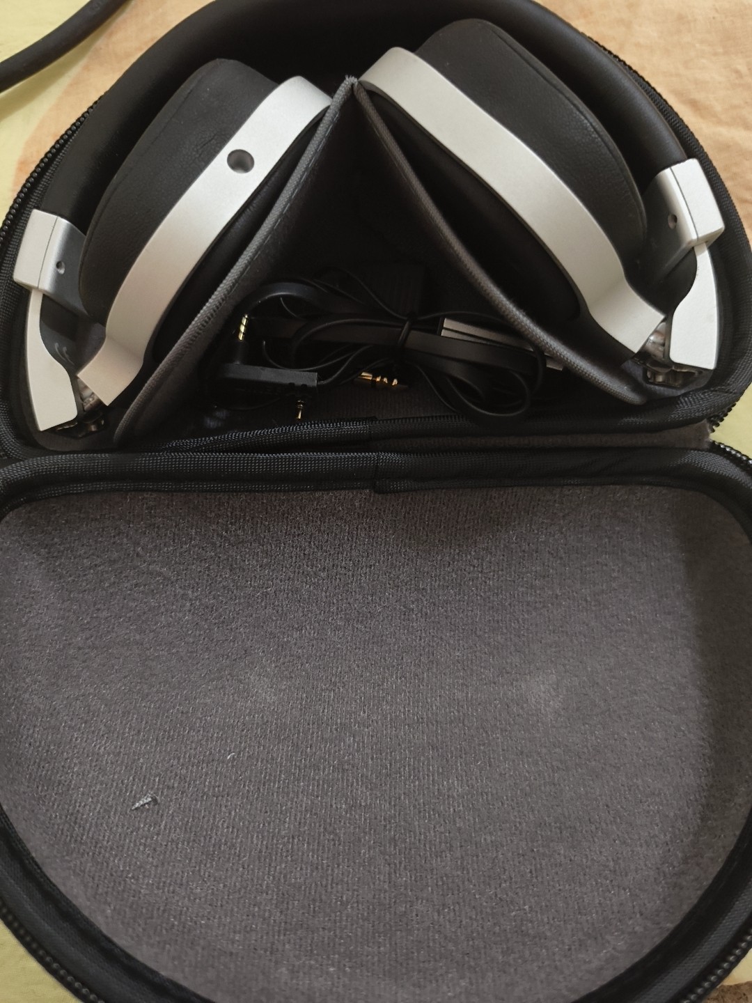 kef m500 on ear headphone excellent condition