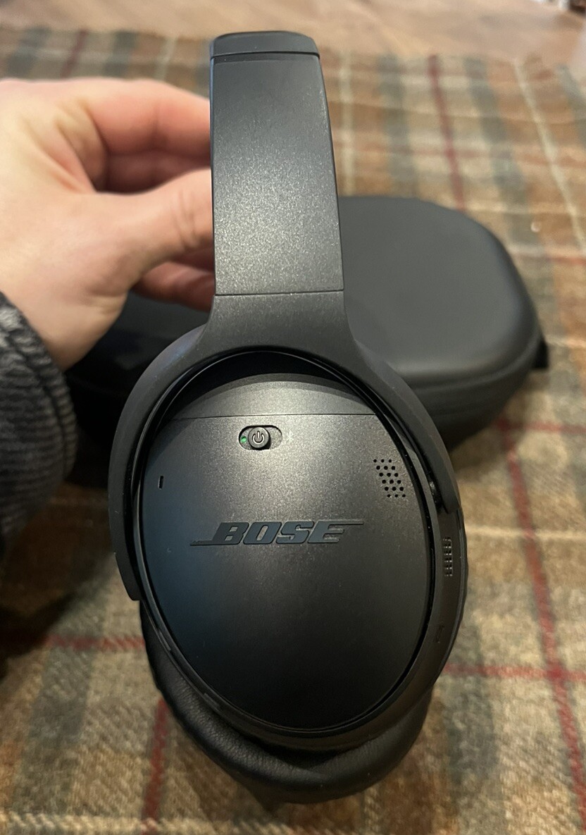 Bose QuietComfort 35 QC-35 Over the Ear Bluetooth Headphones in Black