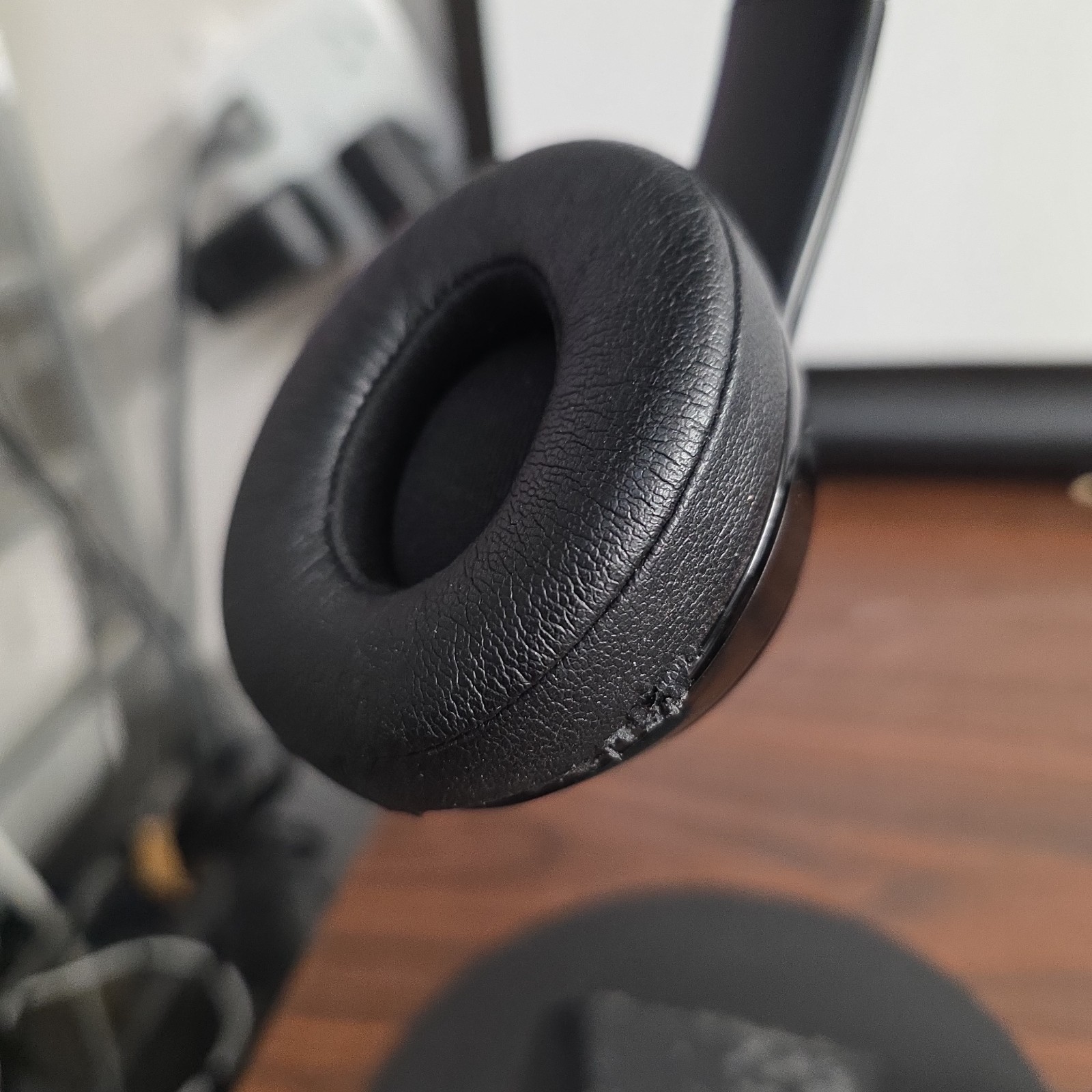 Beats by Dr. Dre Beats Solo 3 Wireless Bluetooth Headphones Gloss Black K