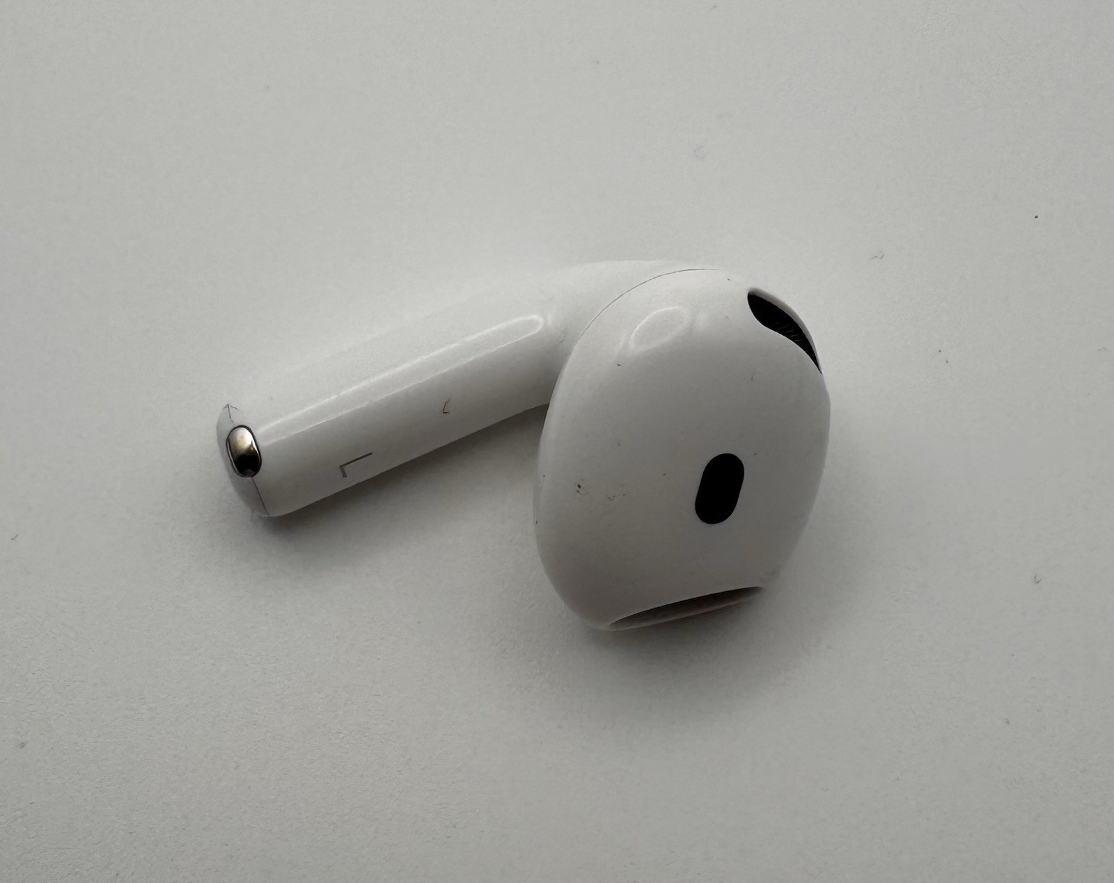APPLE AIRPODS 4TH GENERATION USB-C NON ANC A3058 – White W/CHARGING CASE USED