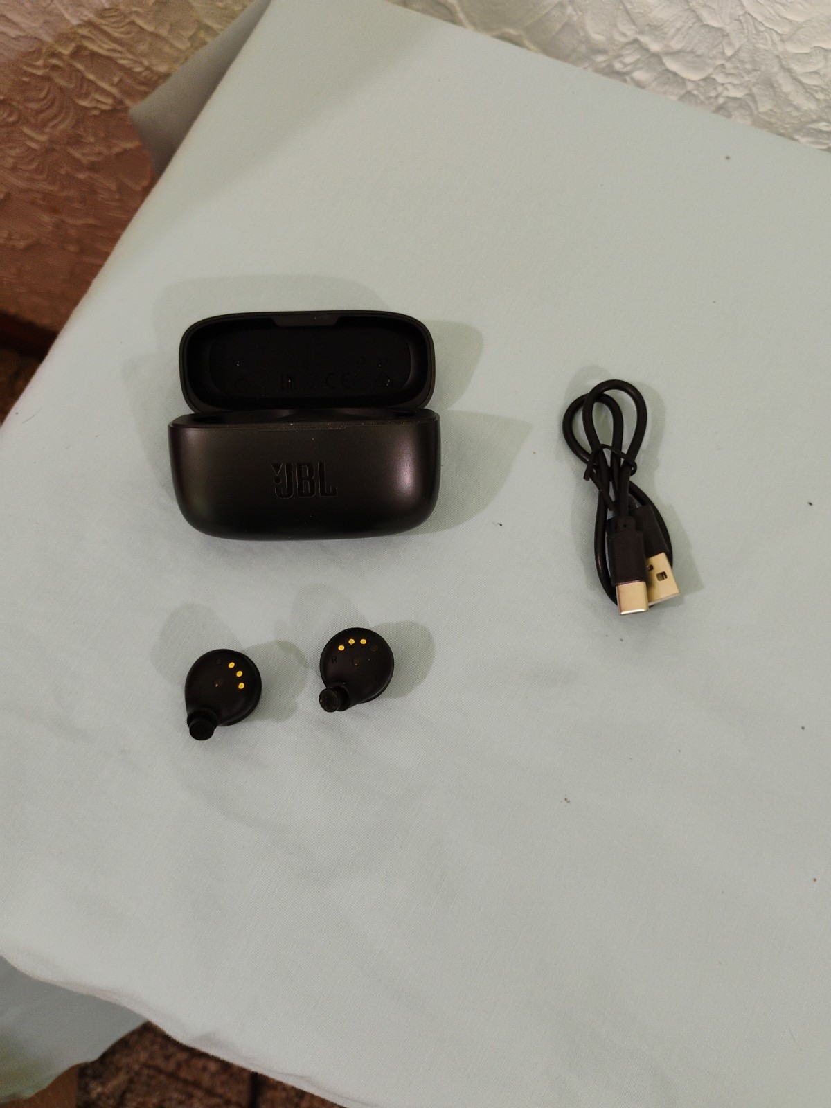 JBL Wireless Earbuds with Charging Case and USB Cable