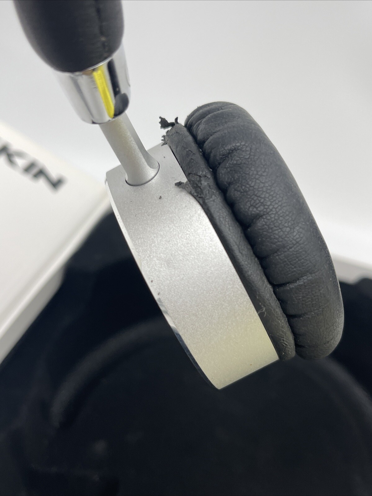 Diskin White Silver Wireless Bluetooth Volume Control On-Ear Headphones W Box