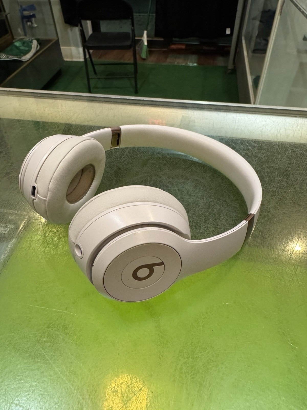 Beats Solo 4 by Dr. Dre White Over-Ear Headphones WHITE – Tested Works