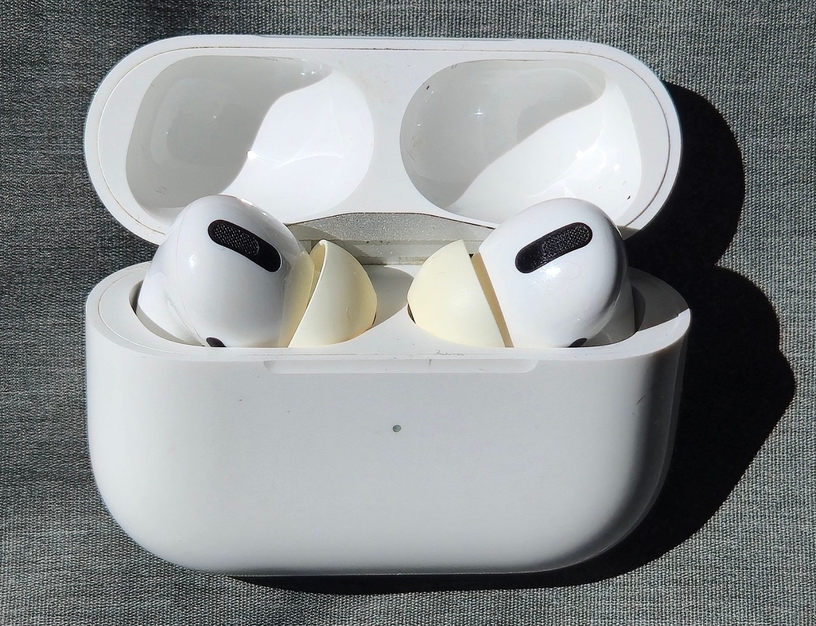 Apple AirPods Pro (1st Generation) – Genuine – 6 Months Usage