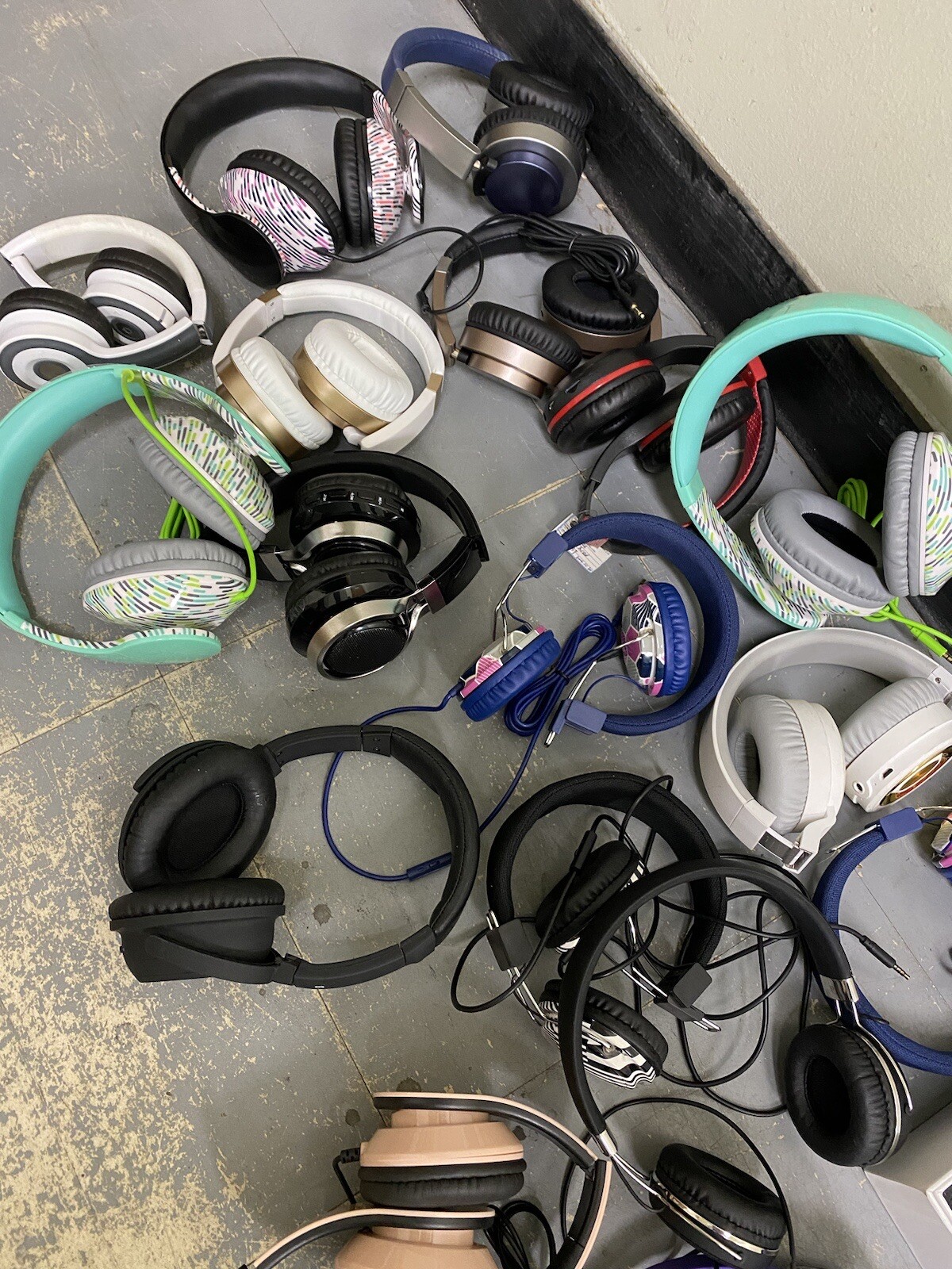 Bulk Wholesale Amazon Lot Of 29 On-Ear Headphones