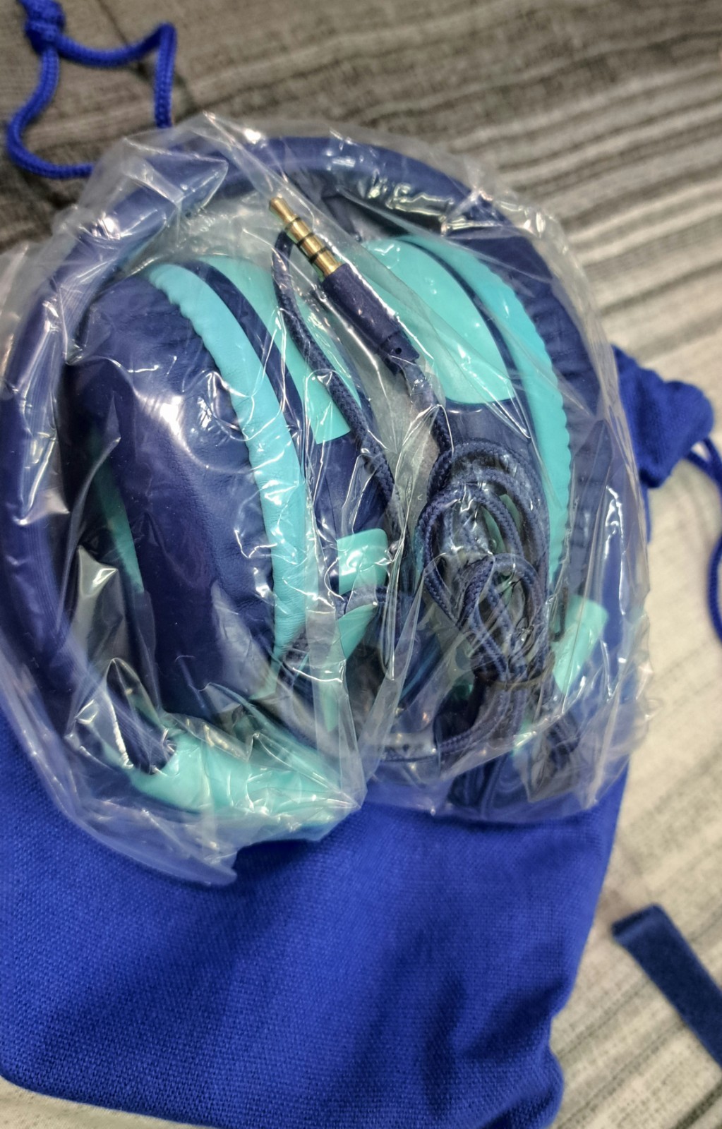 SIMOLIO Kids Headphones for School Travel Bright Mint BRAND NEW SMOKE FREE HOME