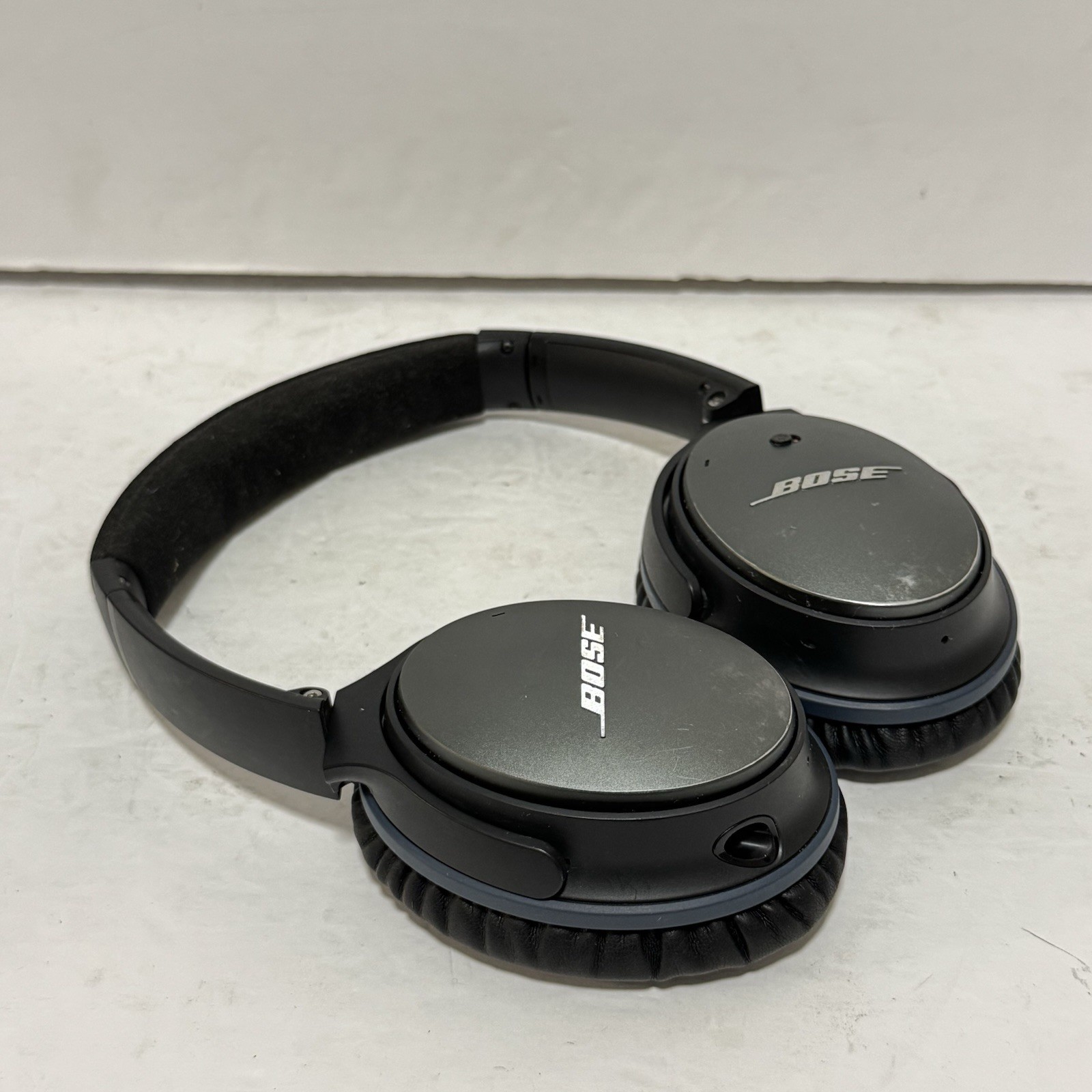 Bose QuietComfort 25 (QC25) Noise Cancelling Headphones with Case and Cables