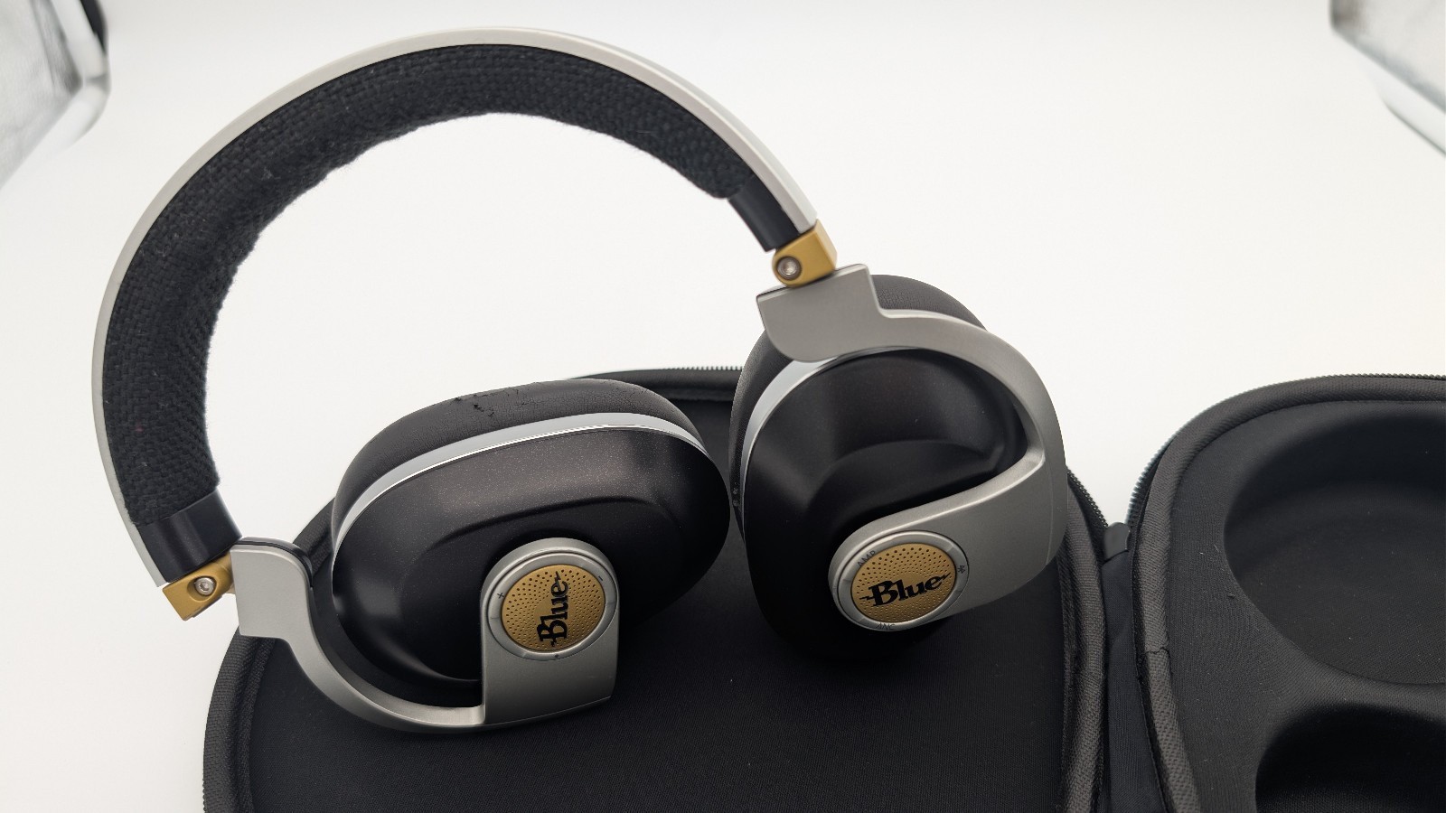 Blue Satellite Headphones Model BH1010 Premium Noise-Cancelling Wireless w/ Case