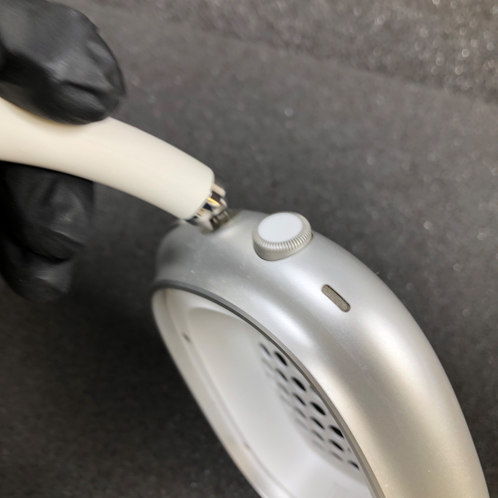 Apple AirPods Max A2096 Wireless Bluetooth Over-Ear Headphones Silver w/ Case
