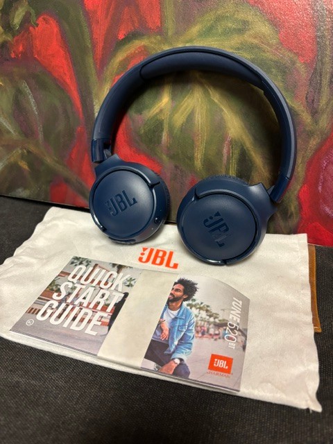 JBL TUNE 520BT wireless on-ear headphones BLUE NEW