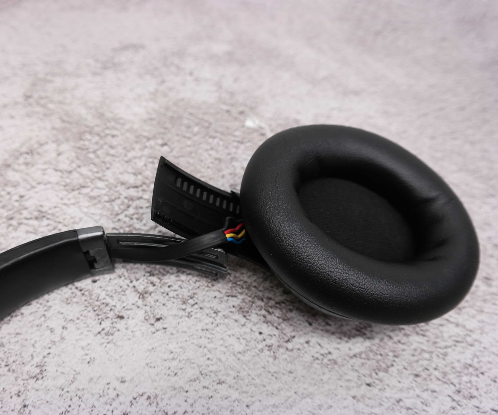 Beats by Dr. Dre Studio Pro Black Over Ear Headphones MQTP3LL/A BROKEN