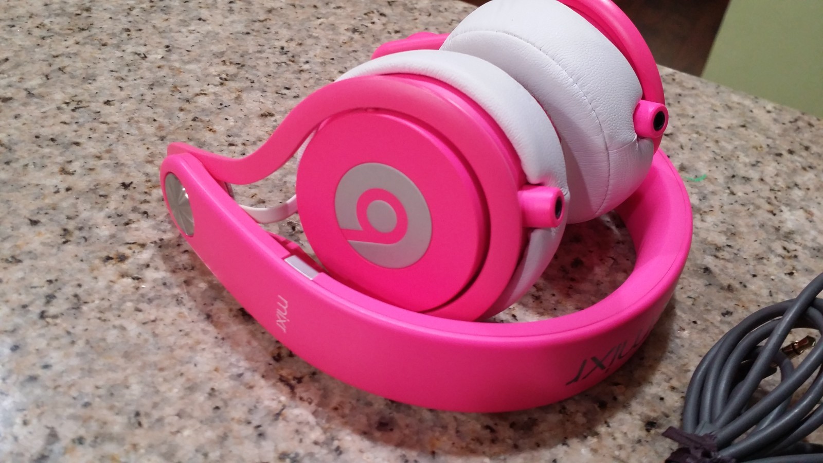 Beats by Dr. Dre Beats Mixr wired headpone on the Ear Headphones Pink