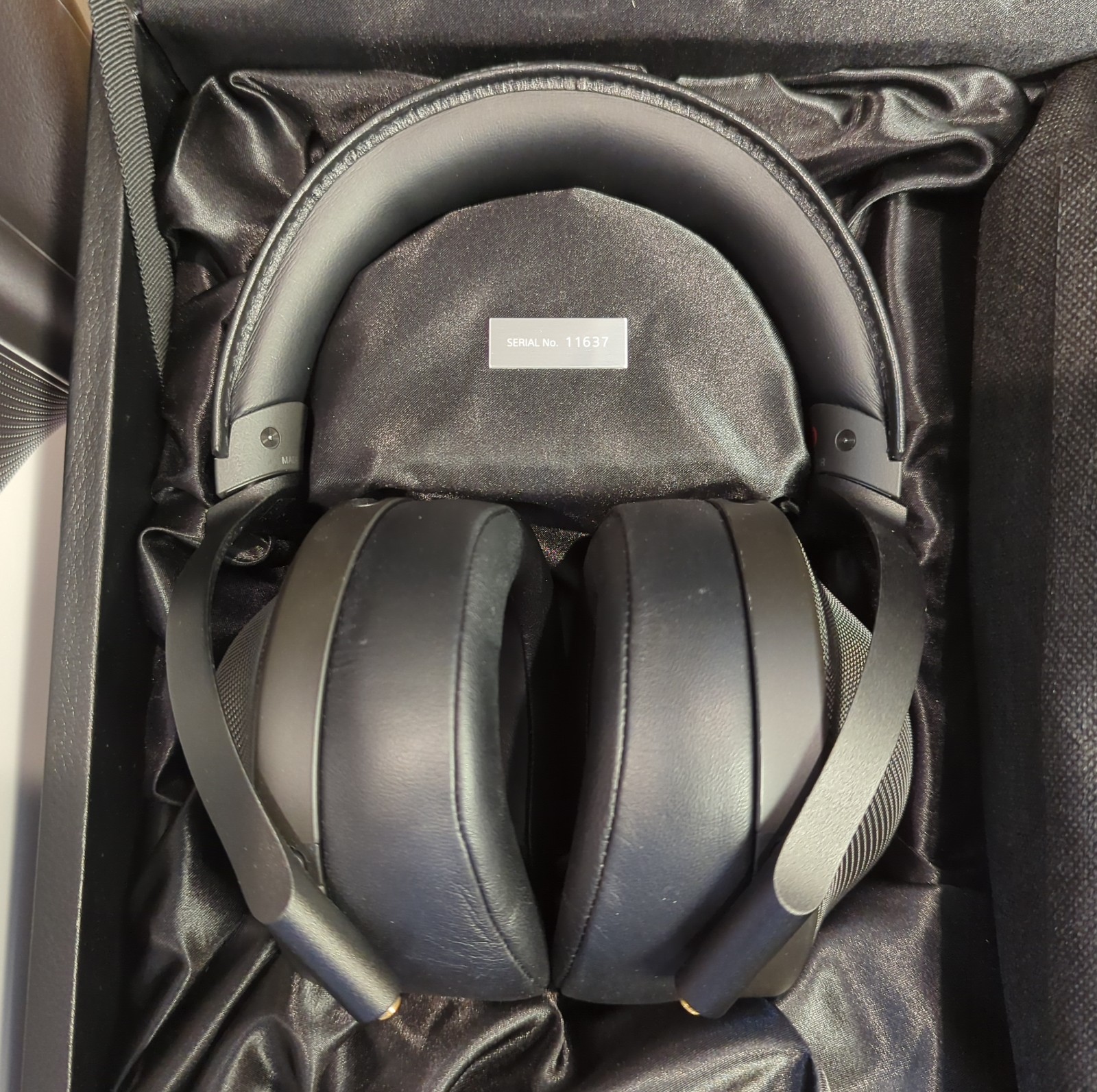 Sony MDR-Z1R Premium Hi-Res Closed-Back Over-Ear Headphones + Box & Accessories
