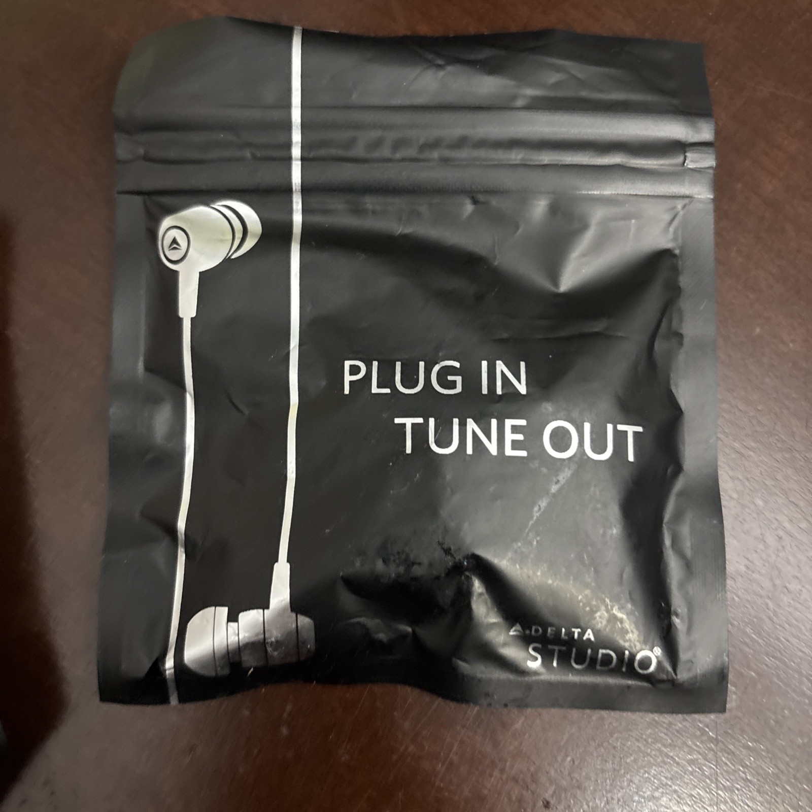 NIP Delta Airlines STUDIO Billboard Earbuds — Brand NEW Sealed package-current