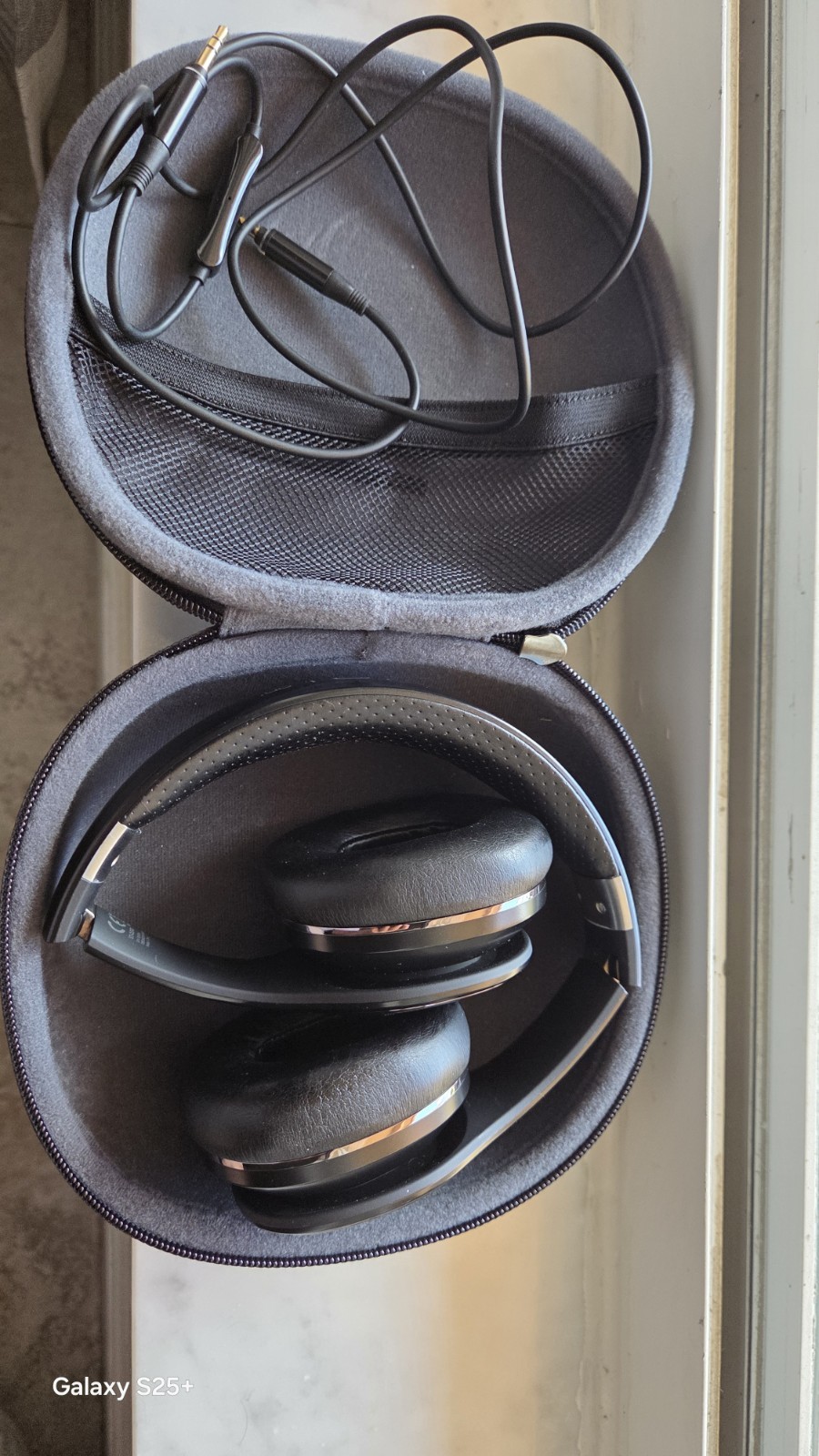 Samsung Level On EO-OG900 Headband Headphones Black 3.5mm Jack w/ Carrying Case