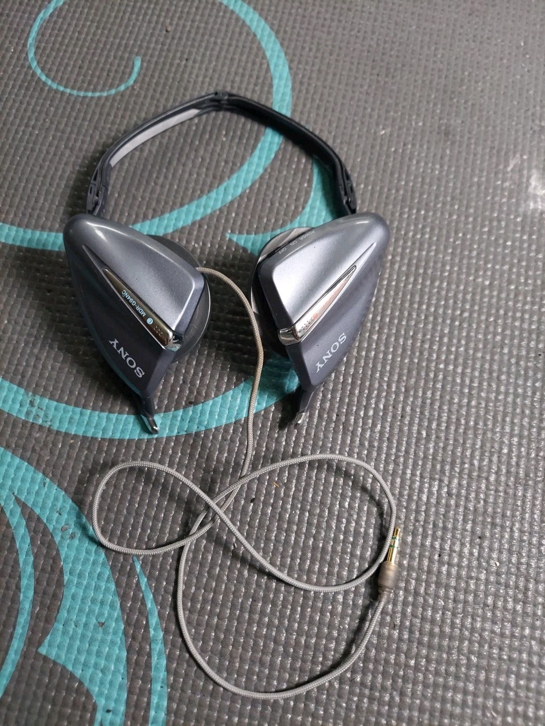 Sony Headphones, Model MDR-G94NC, Retractable.Tested.