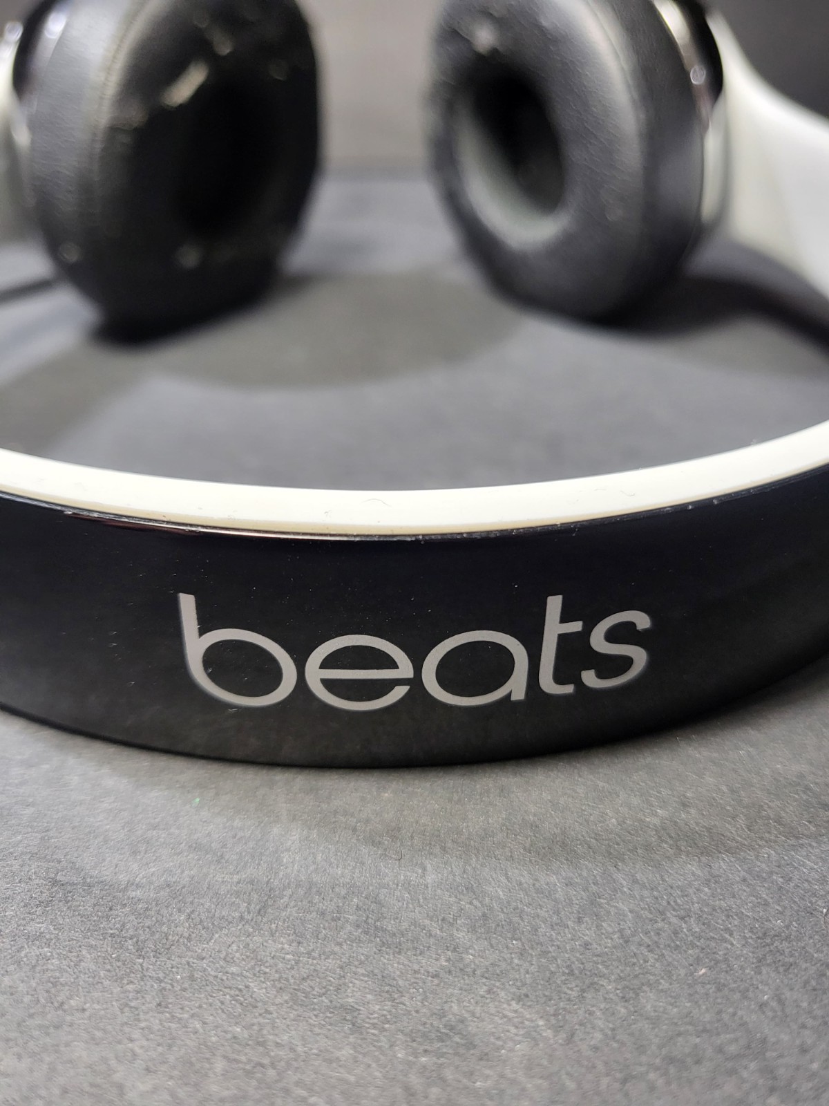 Beats Dr. Dre Solo 2 Wired On-Ear Headphones Model B0518 Black/White TESTED