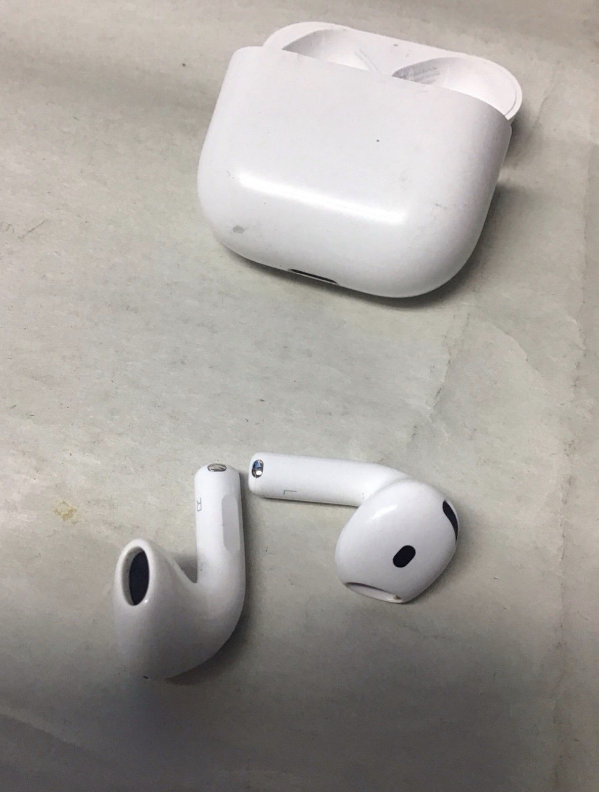 Apple AirPods 4 Earbuds w/ USB-C Case in White A3058, A3050, A3053 *READ *