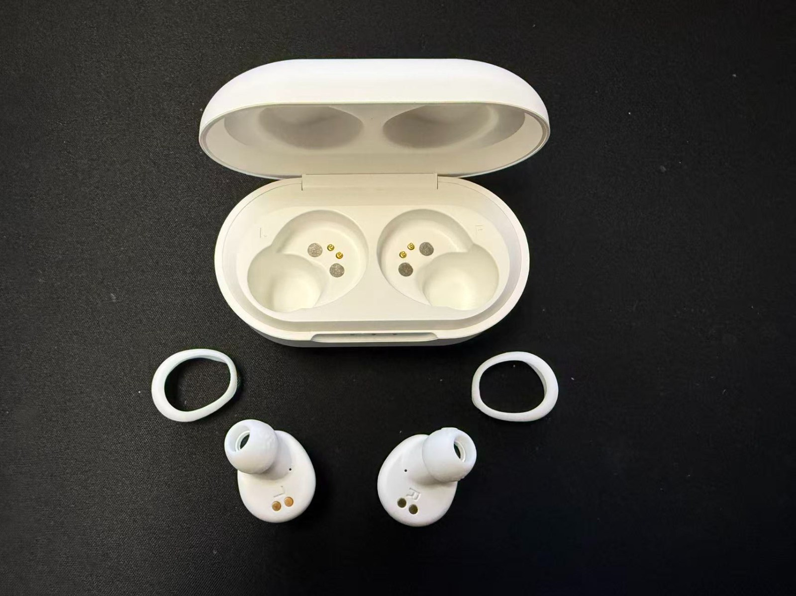 JLAB Audio Jbuds Air True Wireless Signature Bluetooth Earbuds / Charging Case