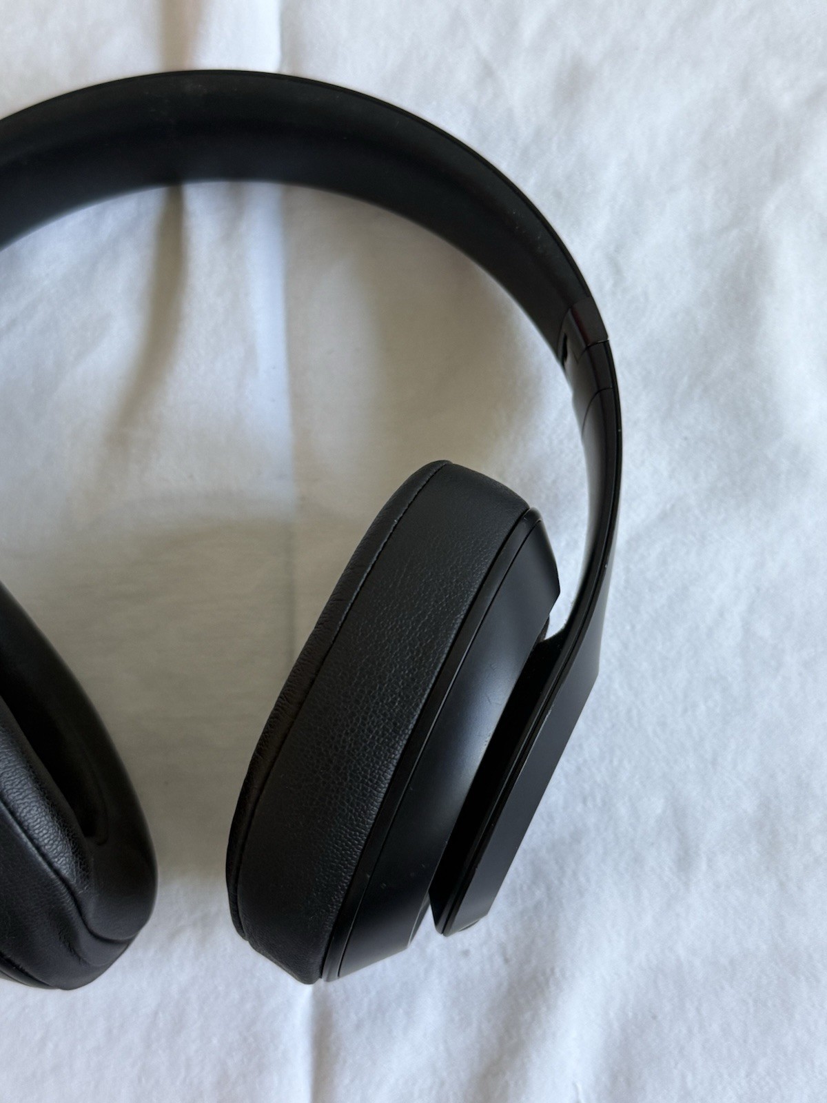 Beats Studio3 Wireless Noise Cancelling Headphones Matte Black With Case
