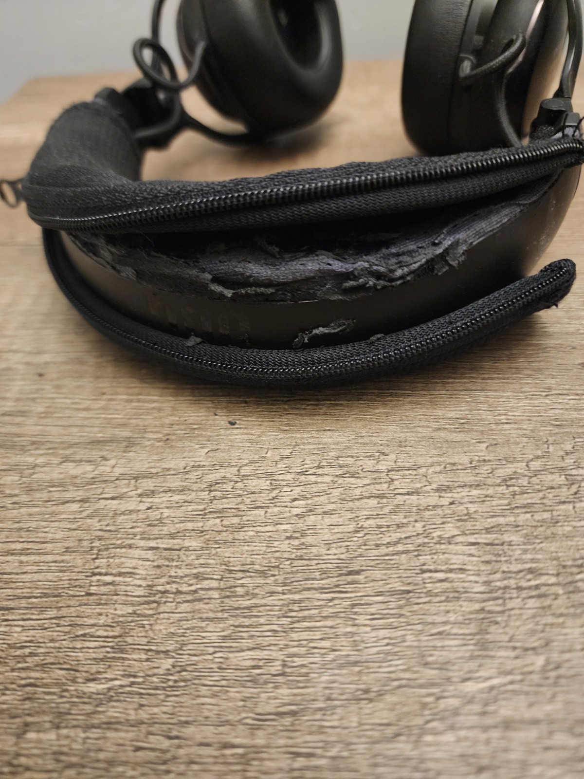 JBL Club 700BT Hi-Res Wireless On-Ear Headphones, produce a Great Sound