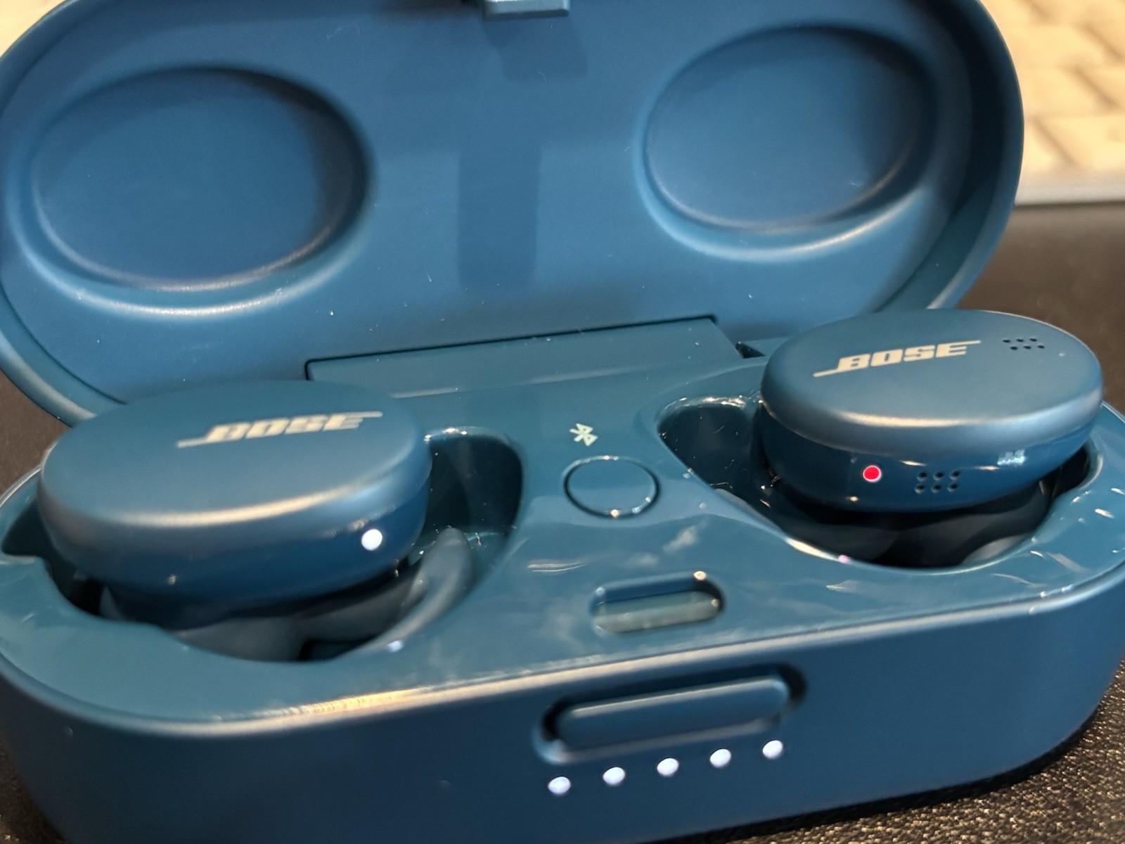 Broken Bose Sport Wireless Earbuds 427929 Read
