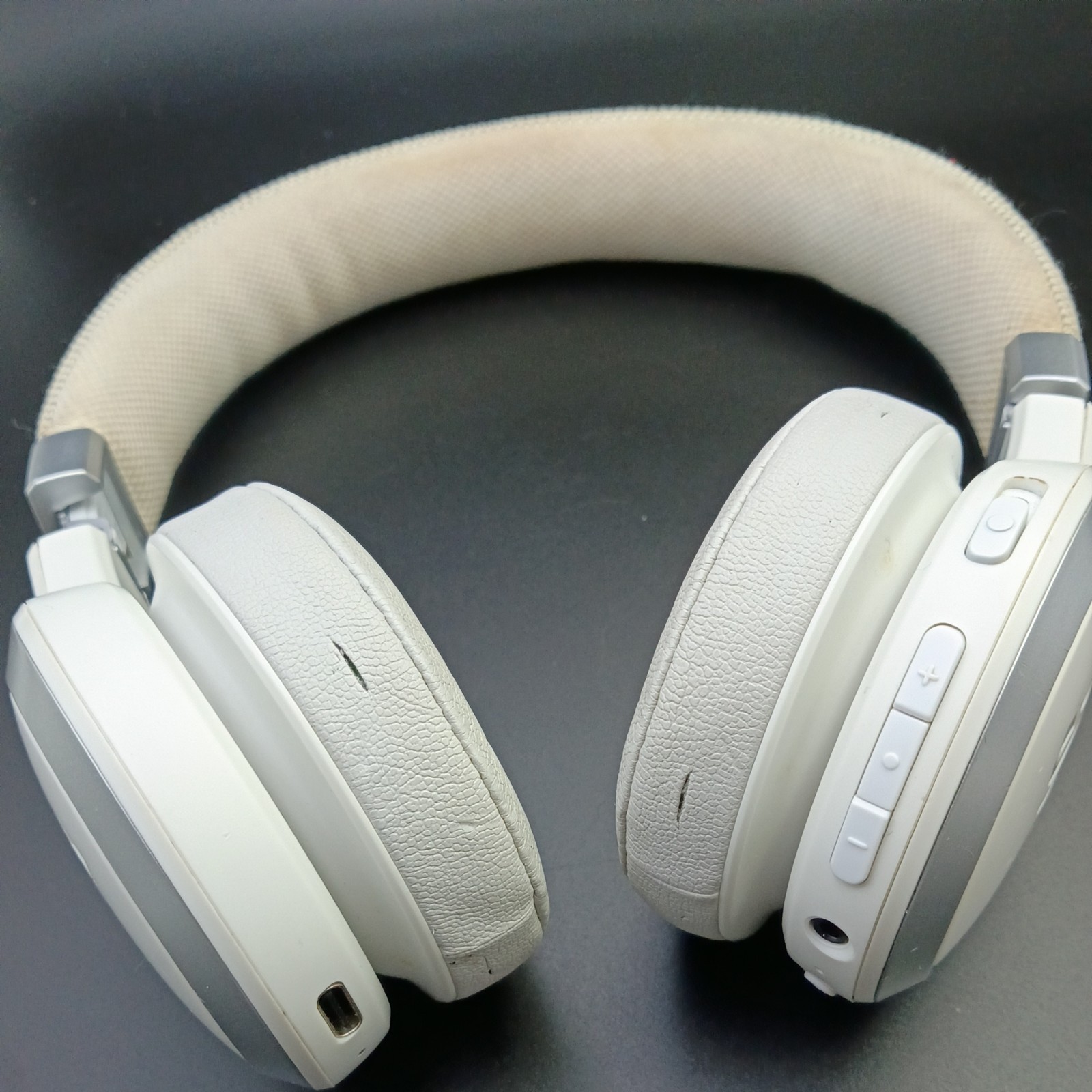 JBL Live 460NC Wireless On-Ear Noise Cancelling Headphone( cosmetics detailing)