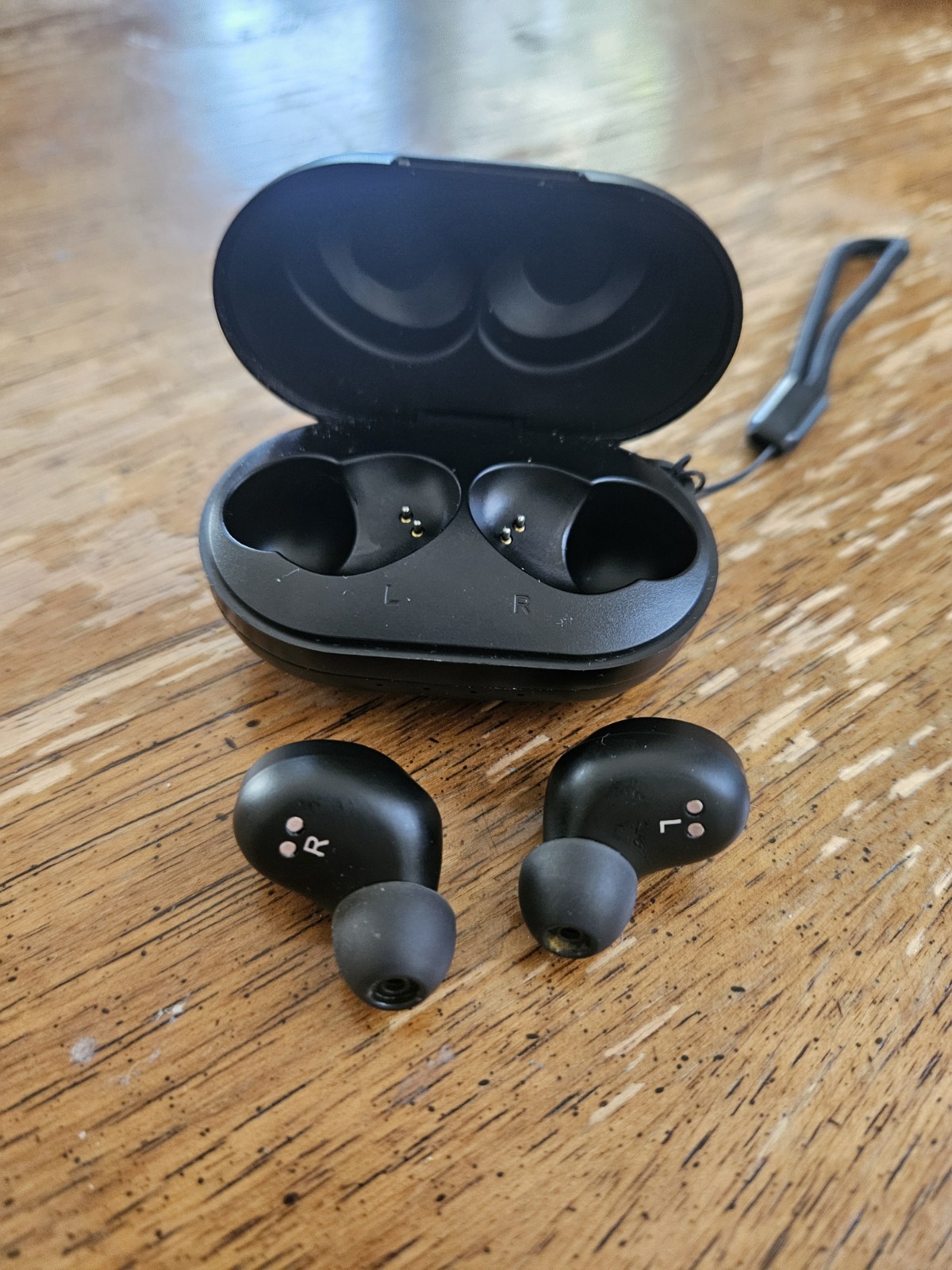 Raycon Everyday Earbuds Bluetooth Wireless Earbuds w/ Charging Case Never used