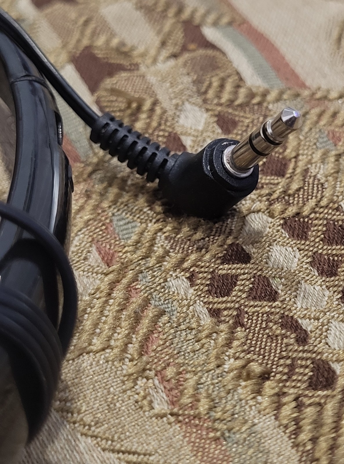 ONN On-Ear Headphones Lightweight Design and Adjustable 3.5mm Aux Plug 131407