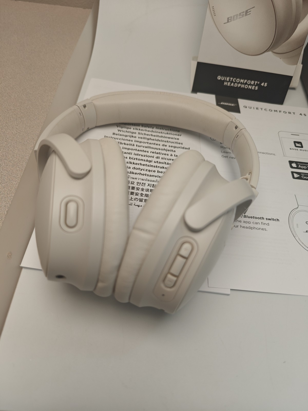 Bose QuietComfort 45 Wireless Over-Ear Headphones White Smoke Low Use Excellent!