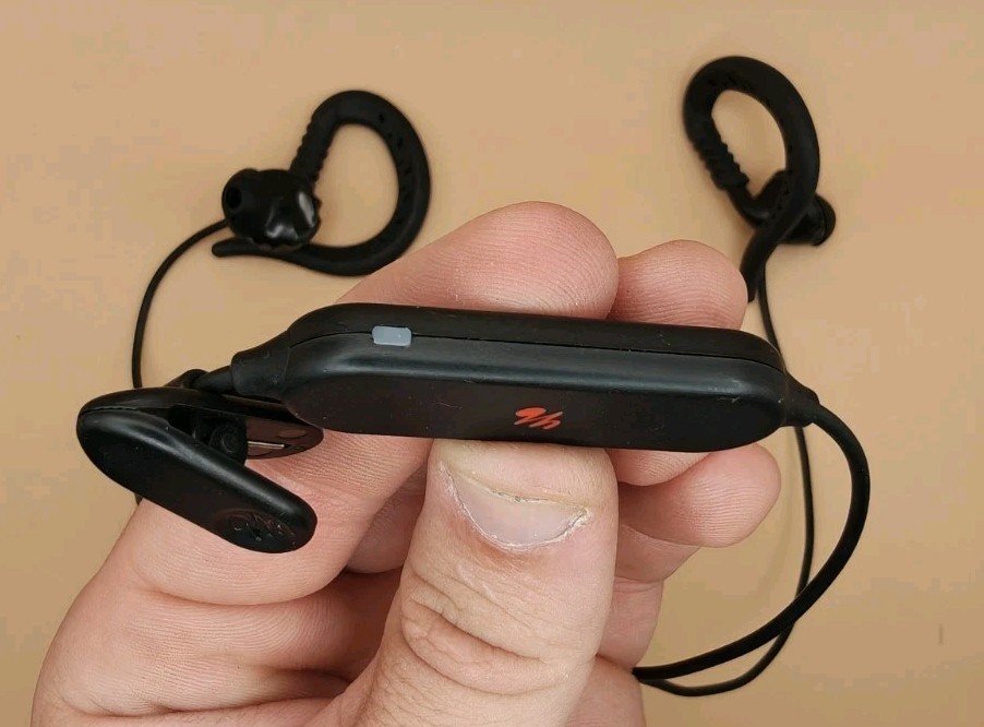 Yurbuds Focus 500 Bluetooth Earphones Black Tested Working Charges No Cable