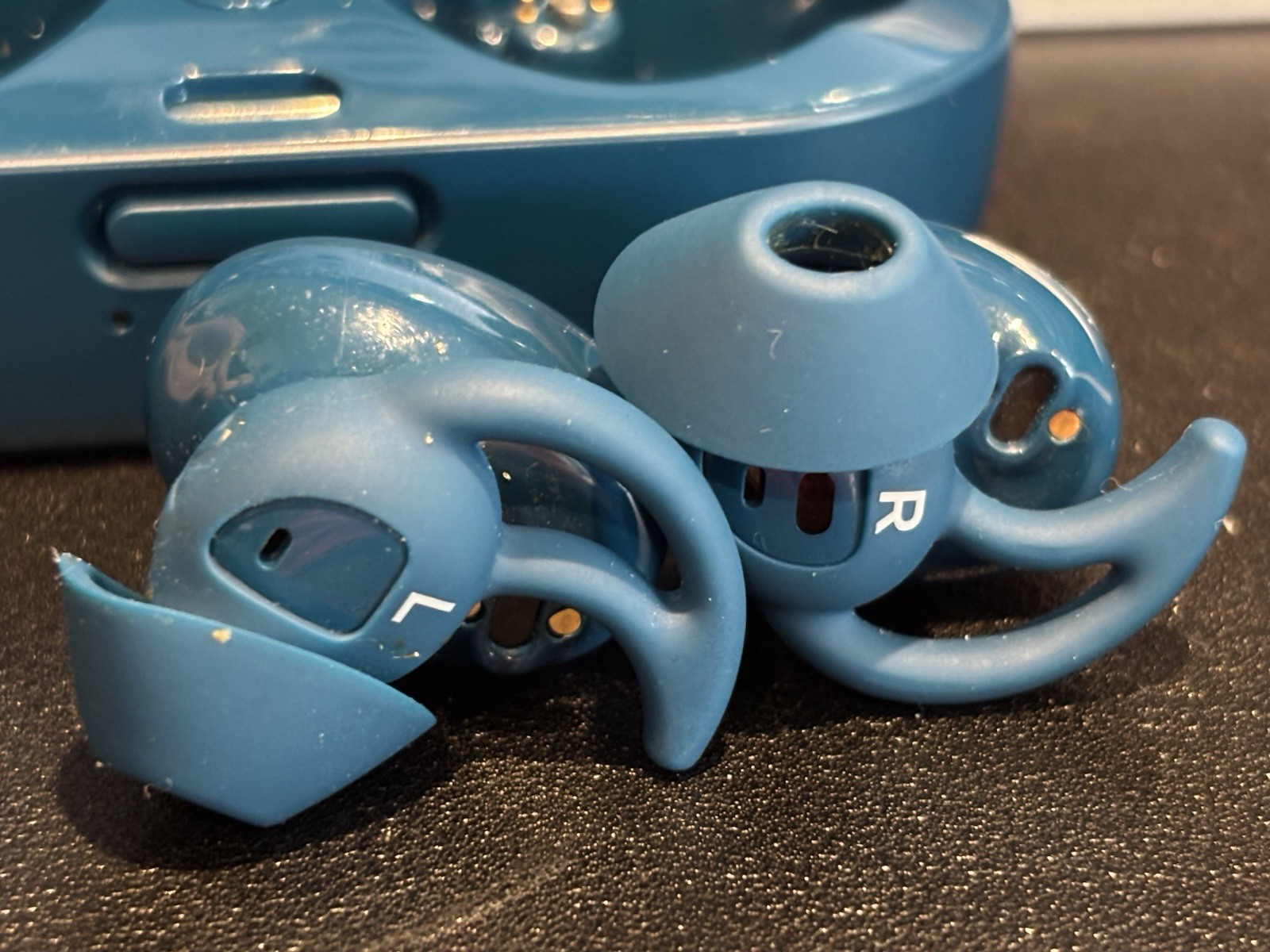 Broken Bose Sport Wireless Earbuds 427929 Read