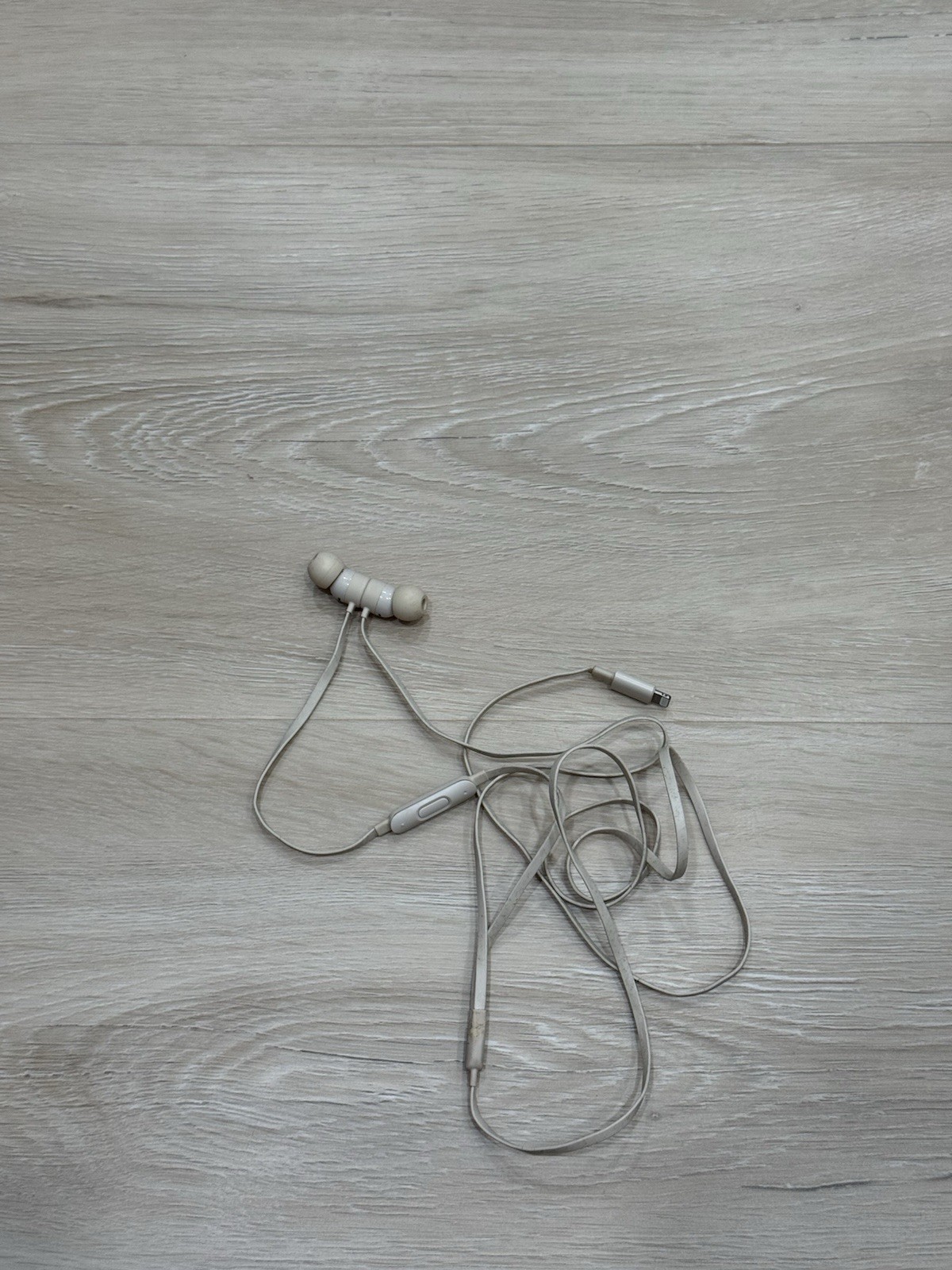 Beats by Dr. Dre UrBeats3 In-Ear Headphones Satin Gold – Lightning Connector-CR
