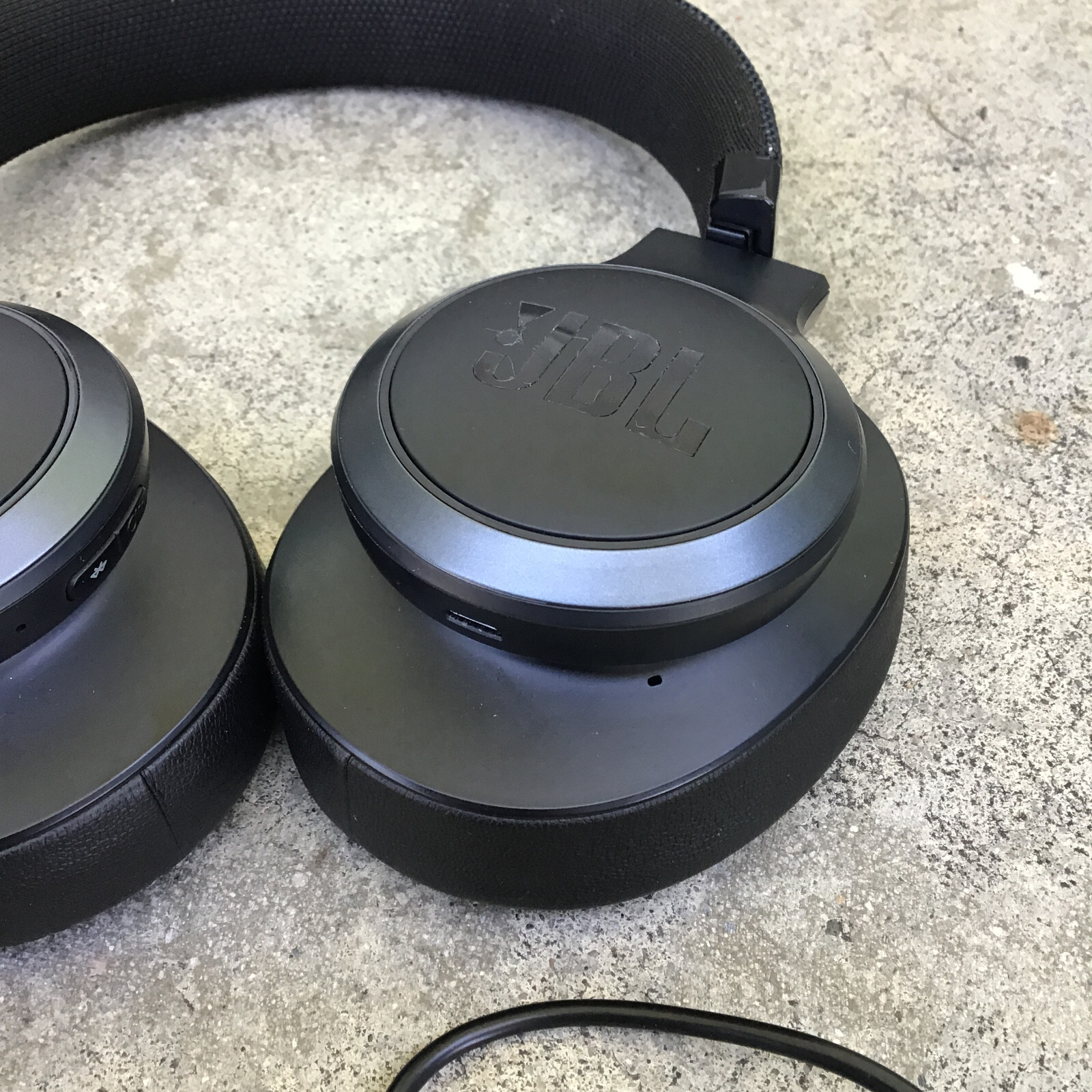 JBL Live 500BT Over-Ear Bluetooth Wireless Headphones Black Guide Charging Cable
