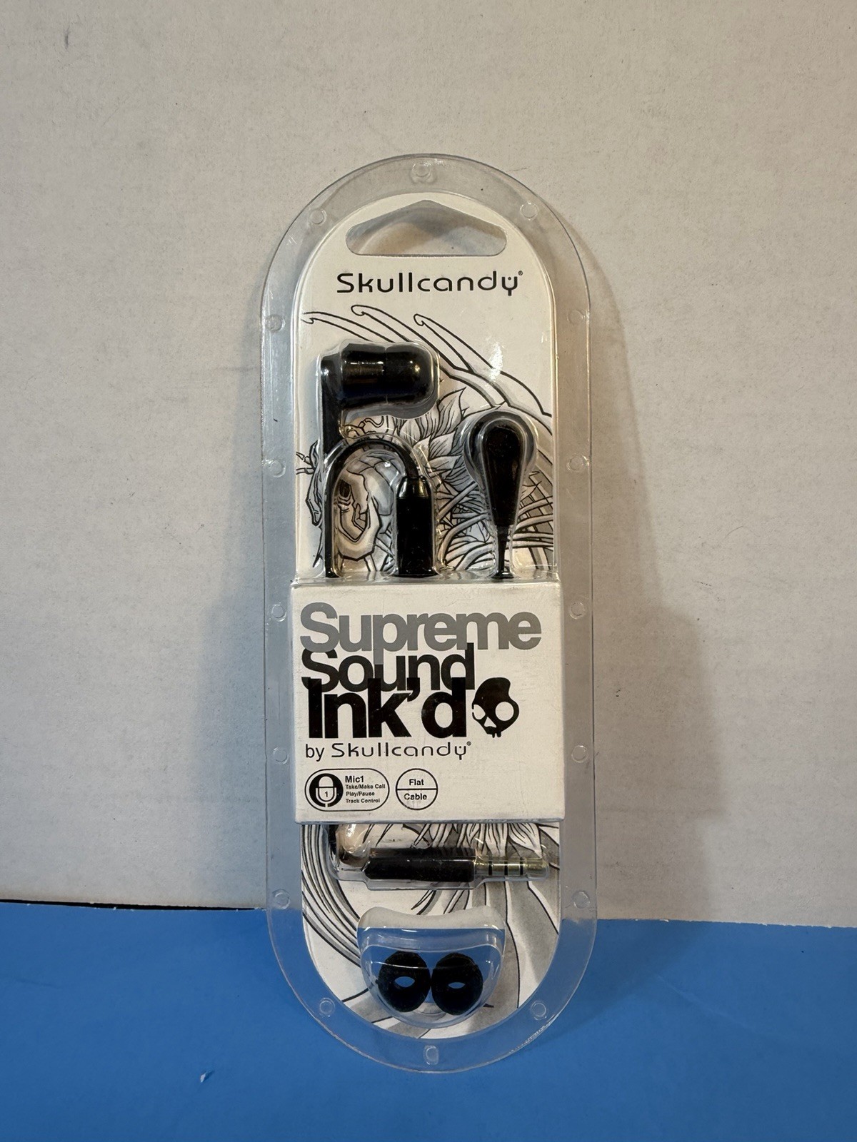 Black Skullcandy Ink’d wired headphones with a microphone