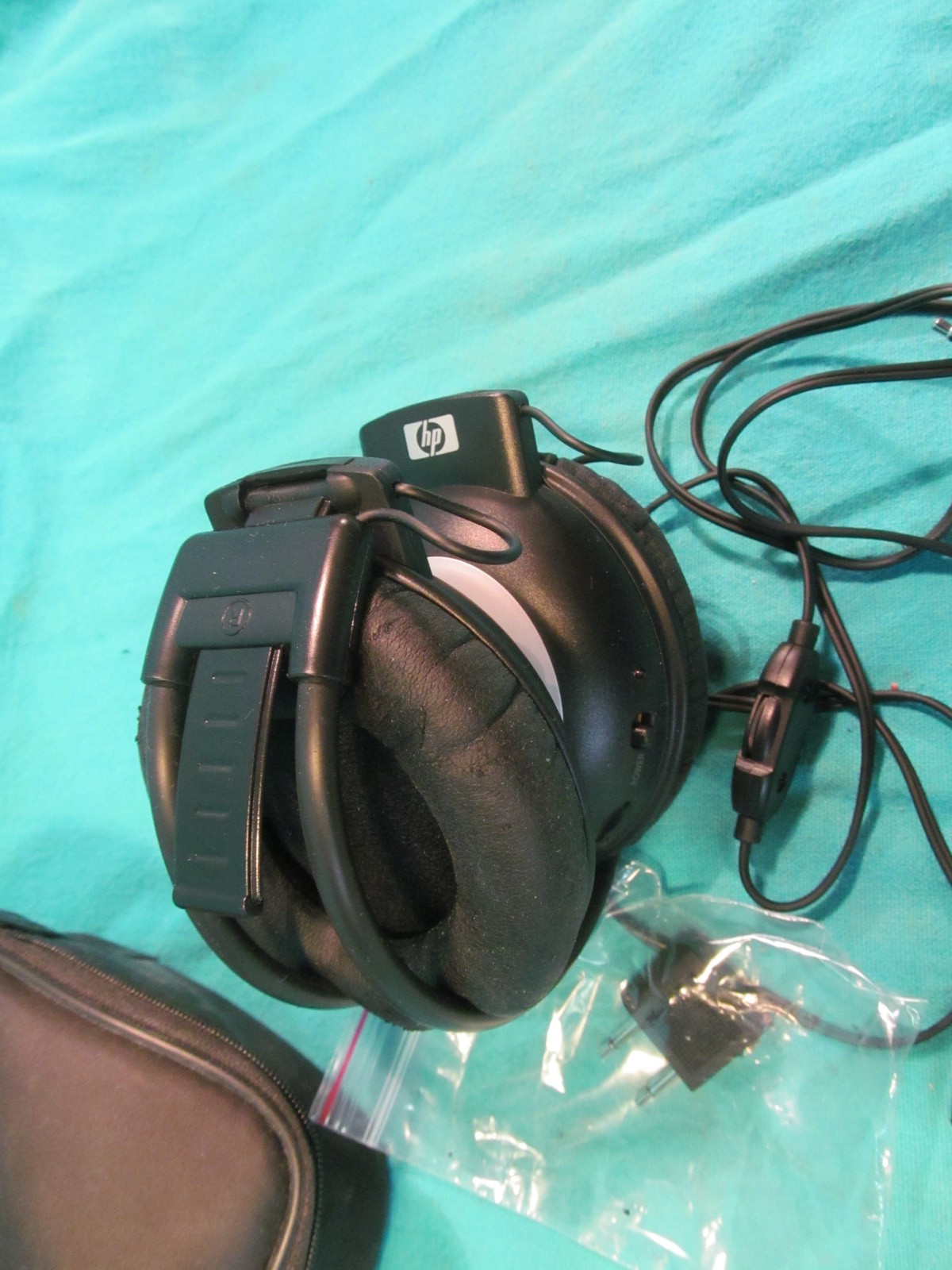 HP NOISE CANCELLING HEADPHONES GF552AA MR-588 WITH CASE & AIRPLANE ADAPTER