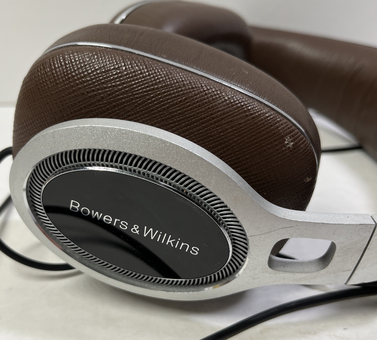 Bowers & Wilkins P9 Signature Headphones Brown – No Case – No Box