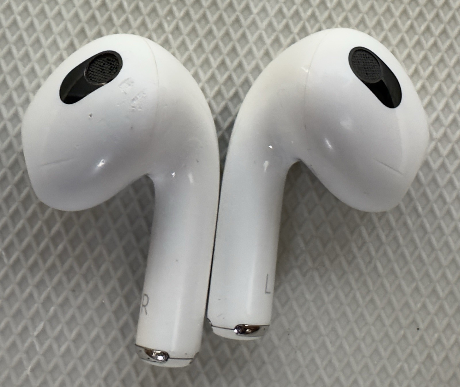 Apple AirPods 3rd Gen A2564 Bluetooth Wireless In-Ear Mic White + Cable