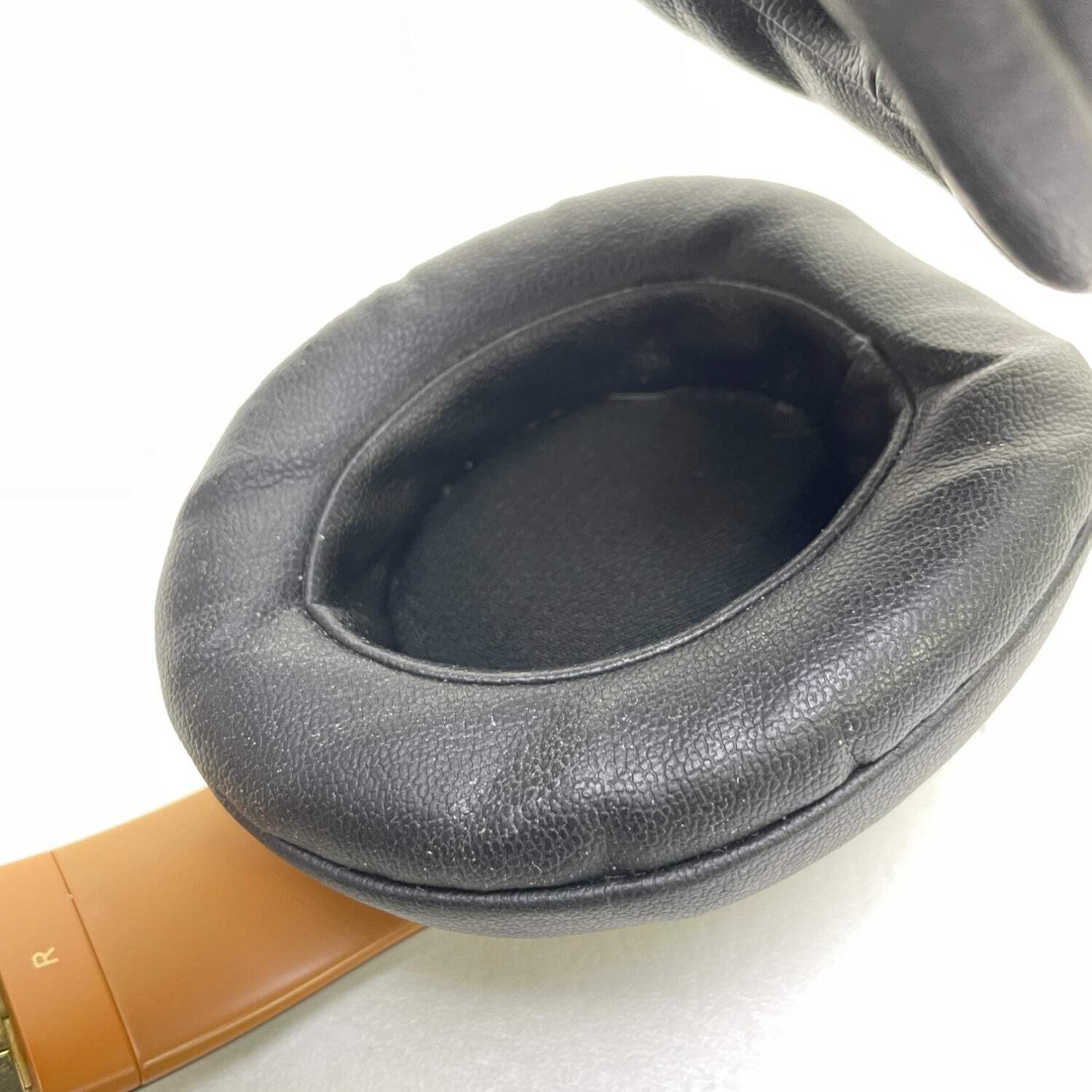 Beats Studio3 Wireless Headphones Black & Gold