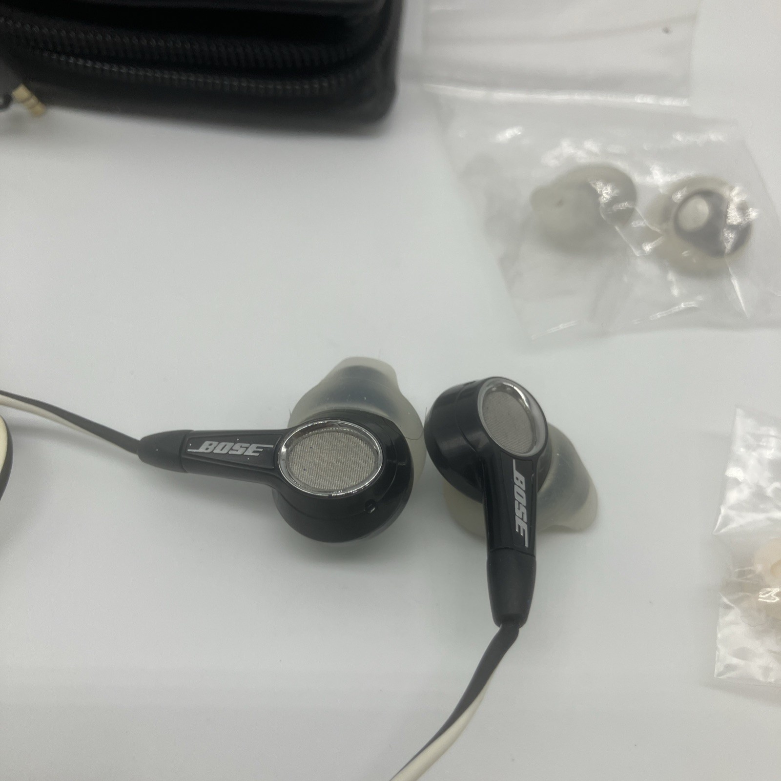 Bose Triport 3.5mm Wired Jack Earbuds (In Ear) Earphones ~ Black & White W/ Case