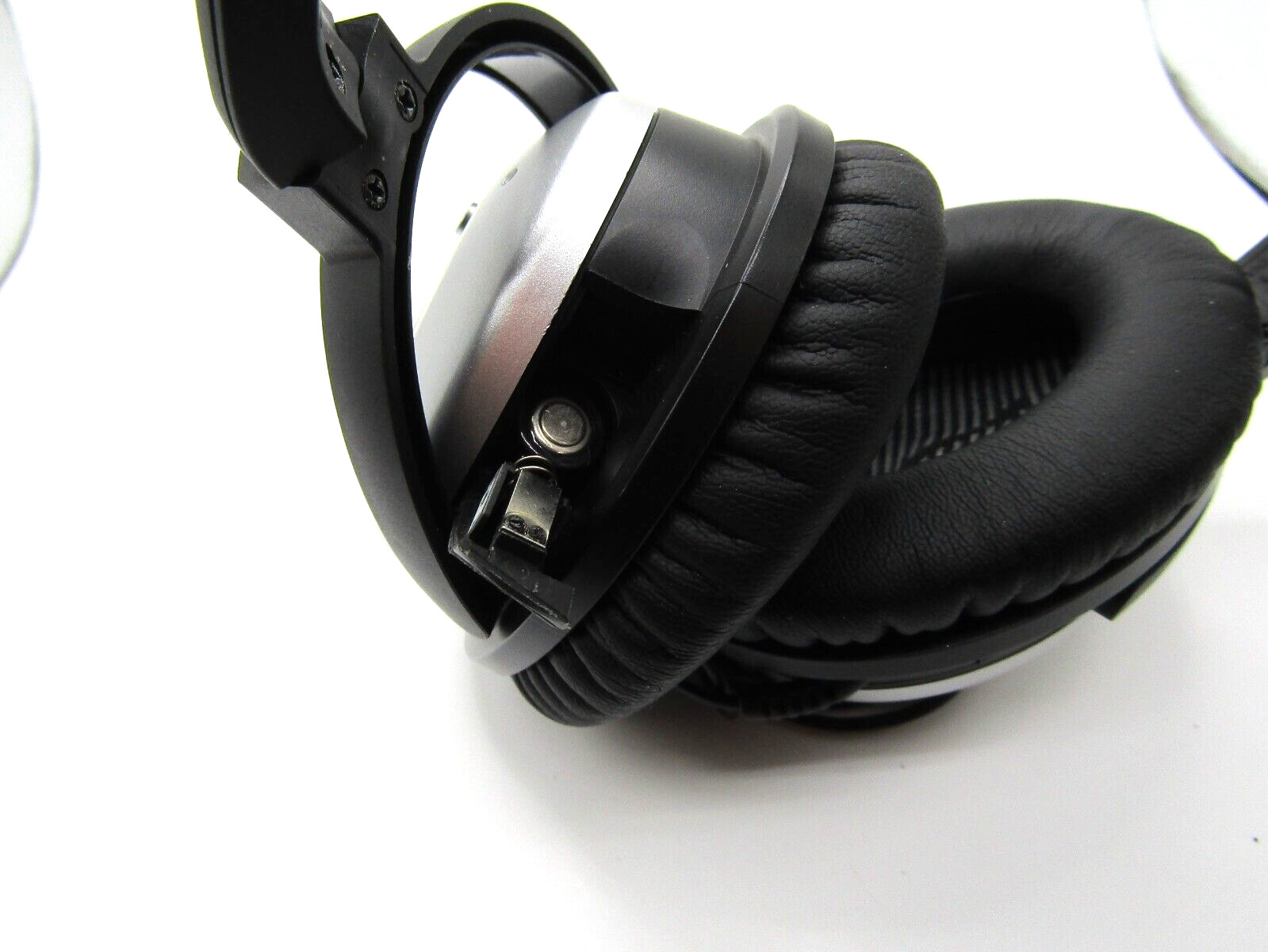 Bose Noise Canceling QC-15 Headphones w/ Case Iphone Adapter New Ear Cushions