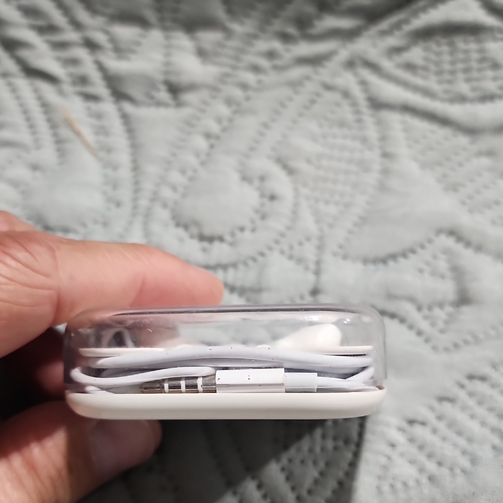 Apple EarPods White Wired Earbuds w/ Case 3.5mm Jack Mic 1.2m MD827LL/A