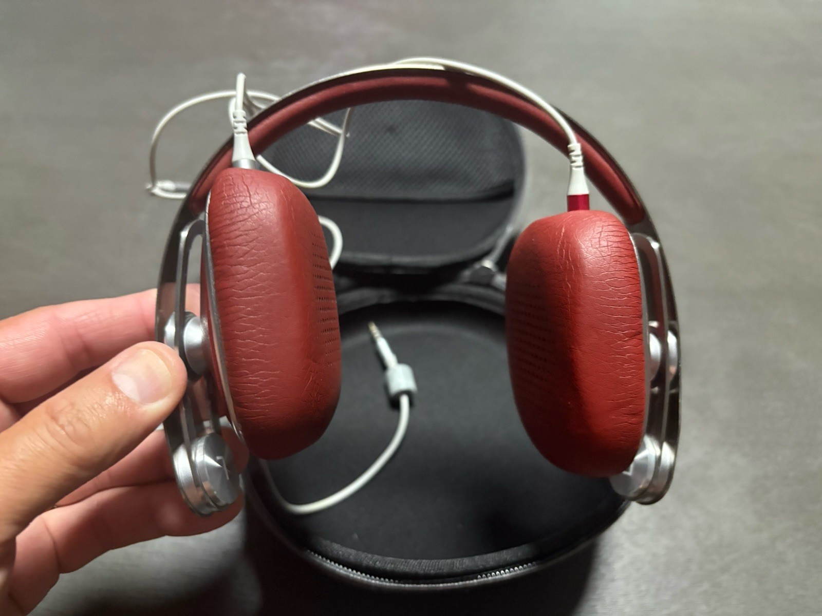 Moshi Avanti Headphones – Premium Leather & Aluminum Tested And Working. Amazing