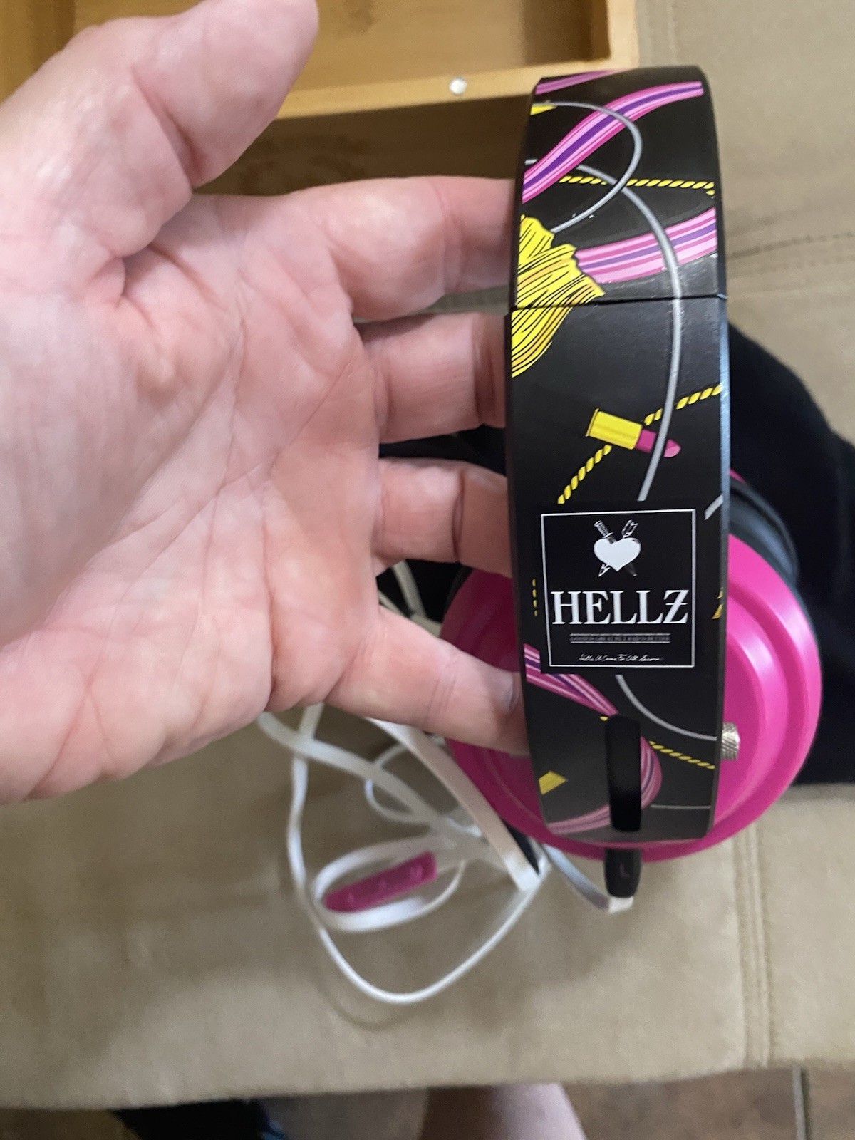 Hellz Headphones In A Decorative Box Pink Black