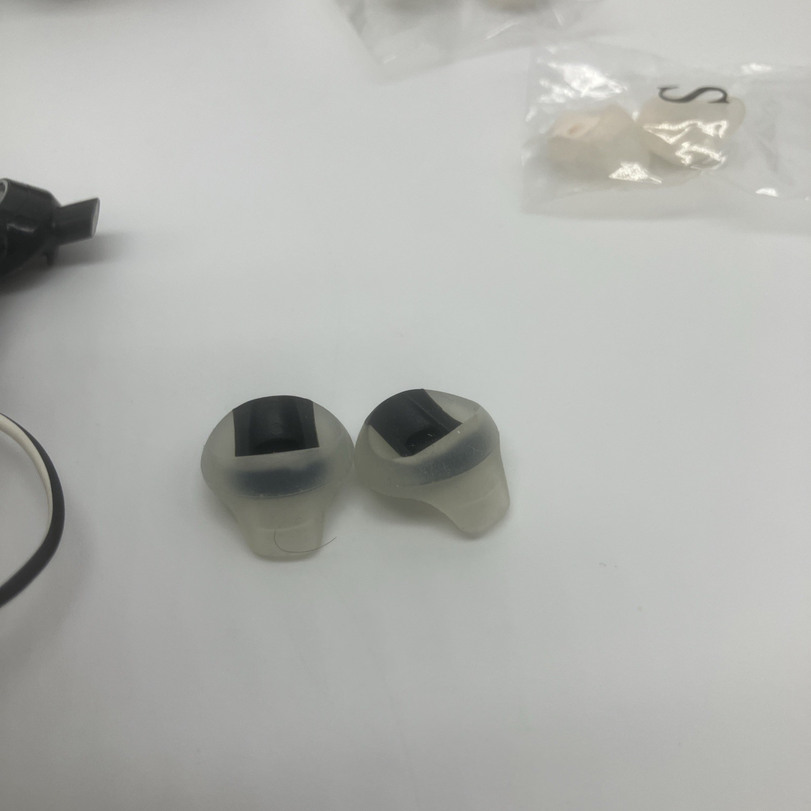 Bose Triport 3.5mm Wired Jack Earbuds (In Ear) Earphones ~ Black & White W/ Case